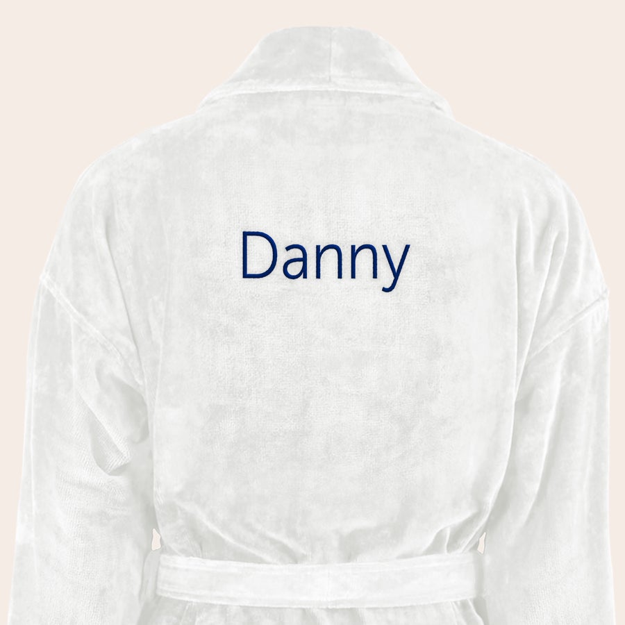 Badjas Heren met naam Witte badstof badjas met de naam 'Danny' in donkerblauwe letters op de rug geborduurd.