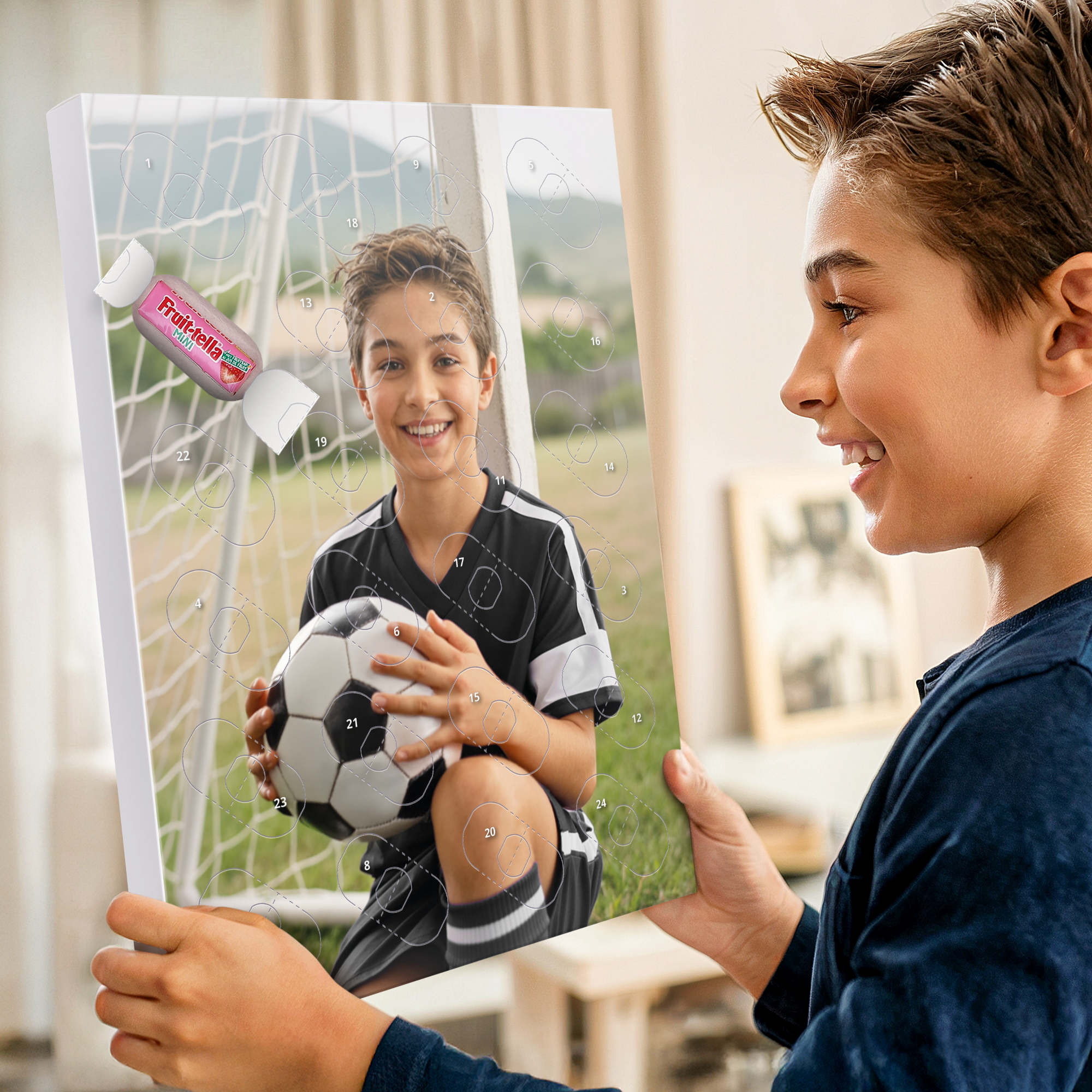 Gepersonaliseerde snoep aftelkalender met Fruit-tella Mini snoepjes, bedrukt met een foto van een lachende jongen in voetbaltenue.