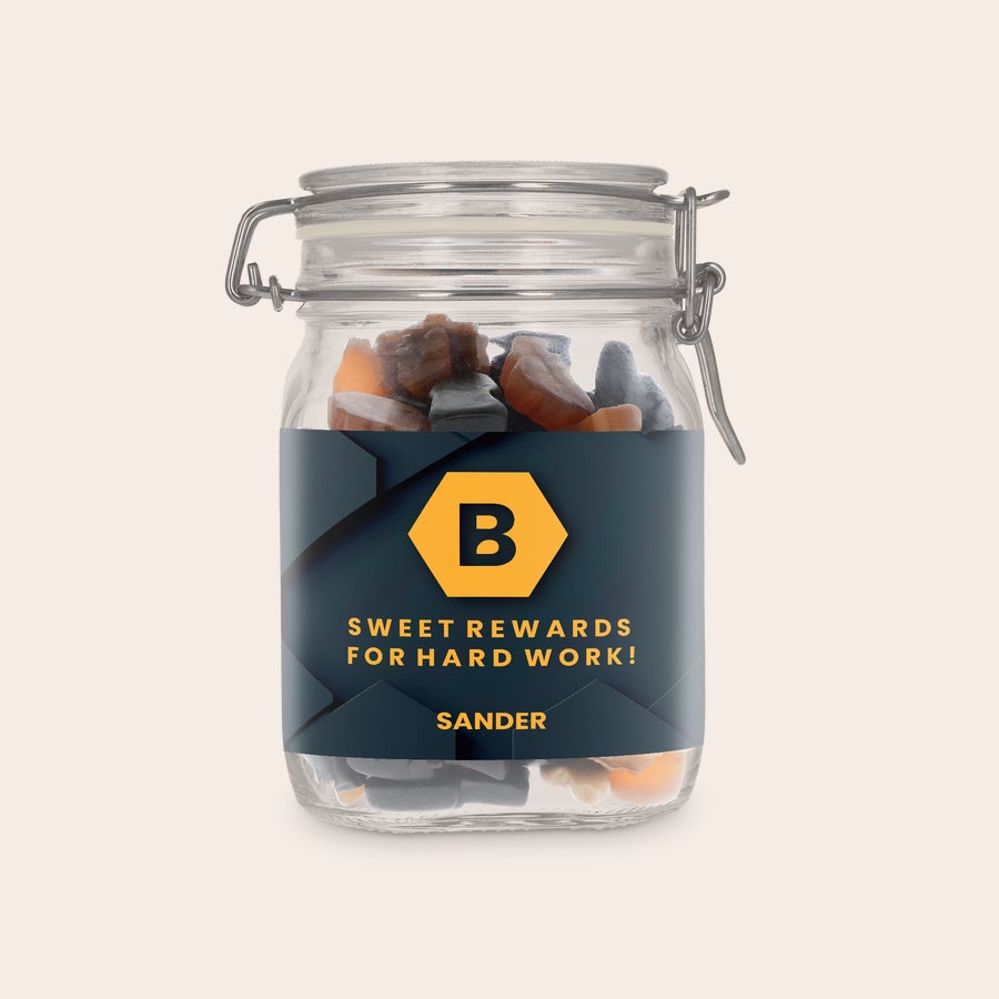 Personlig Glaskrukke med Slik Glaskrukke fyldt med lakrids og en personlig etikette printet med teksten SWEET REWARDS FOR HARD WORK og navnet Sander