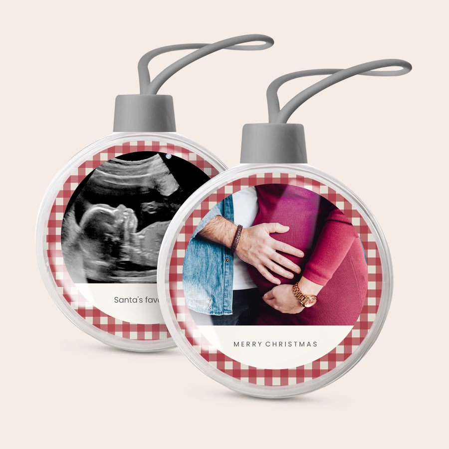 Pallina di Natale personalizzate - Primo Natale Neonato Due palline natalizie trasparenti personalizzate con foto e motivo a quadri rosso. Festeggia il primo natale del tuo bambino.
