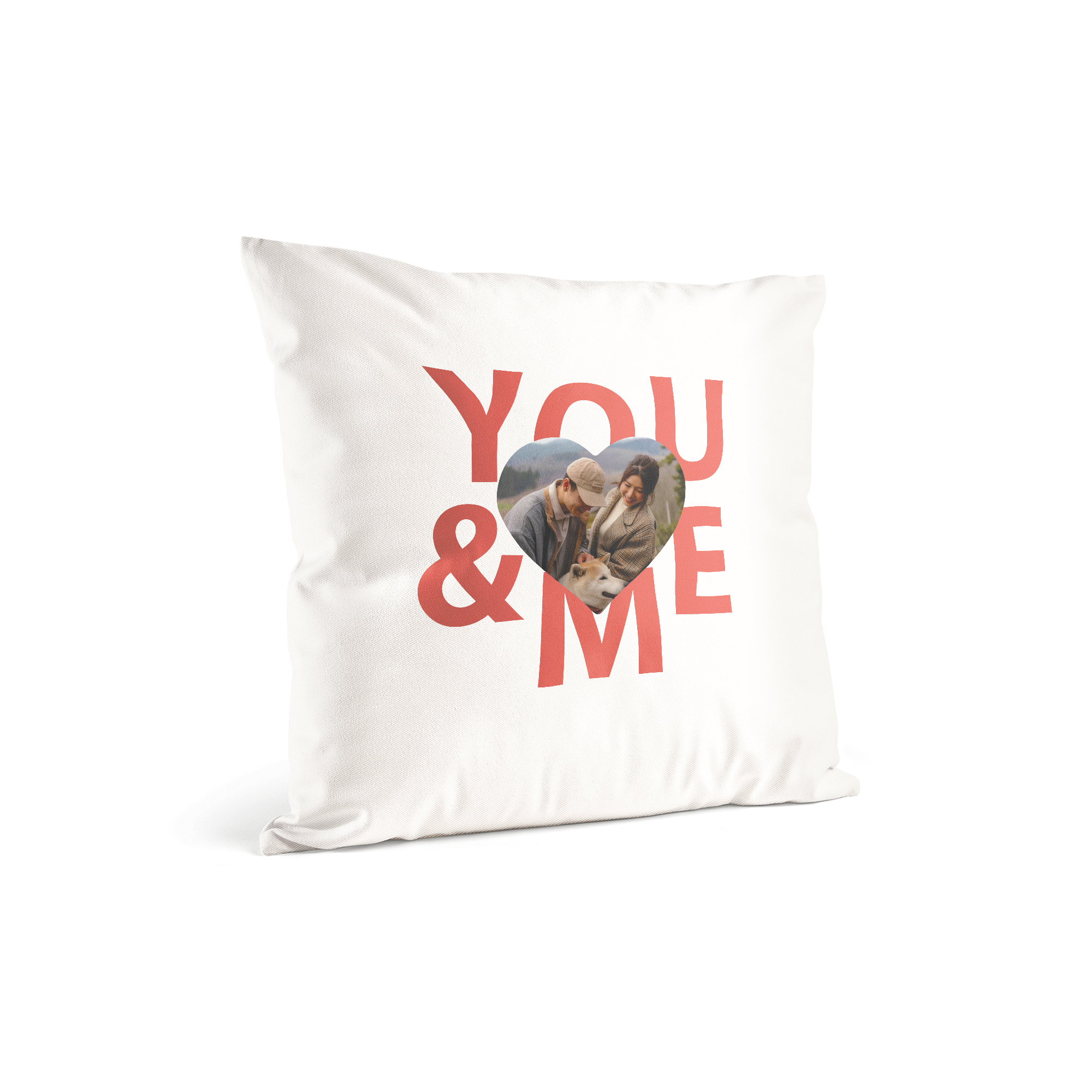 Almohada personalizada con "YOU & ME" en rojo y una foto de pareja con perro impresa en forma de corazón.