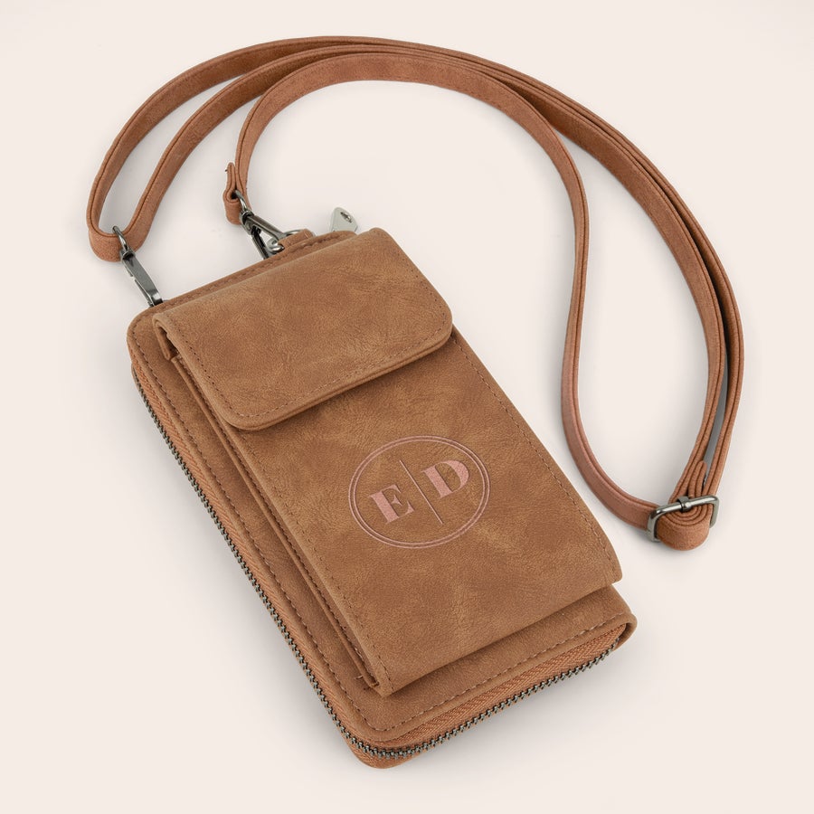 Telefoontas met naam Cognac telefoontasje van imitatieleer met ritssluiting, gegraveerd met de initialen ED. Al je essentials bij de hand.