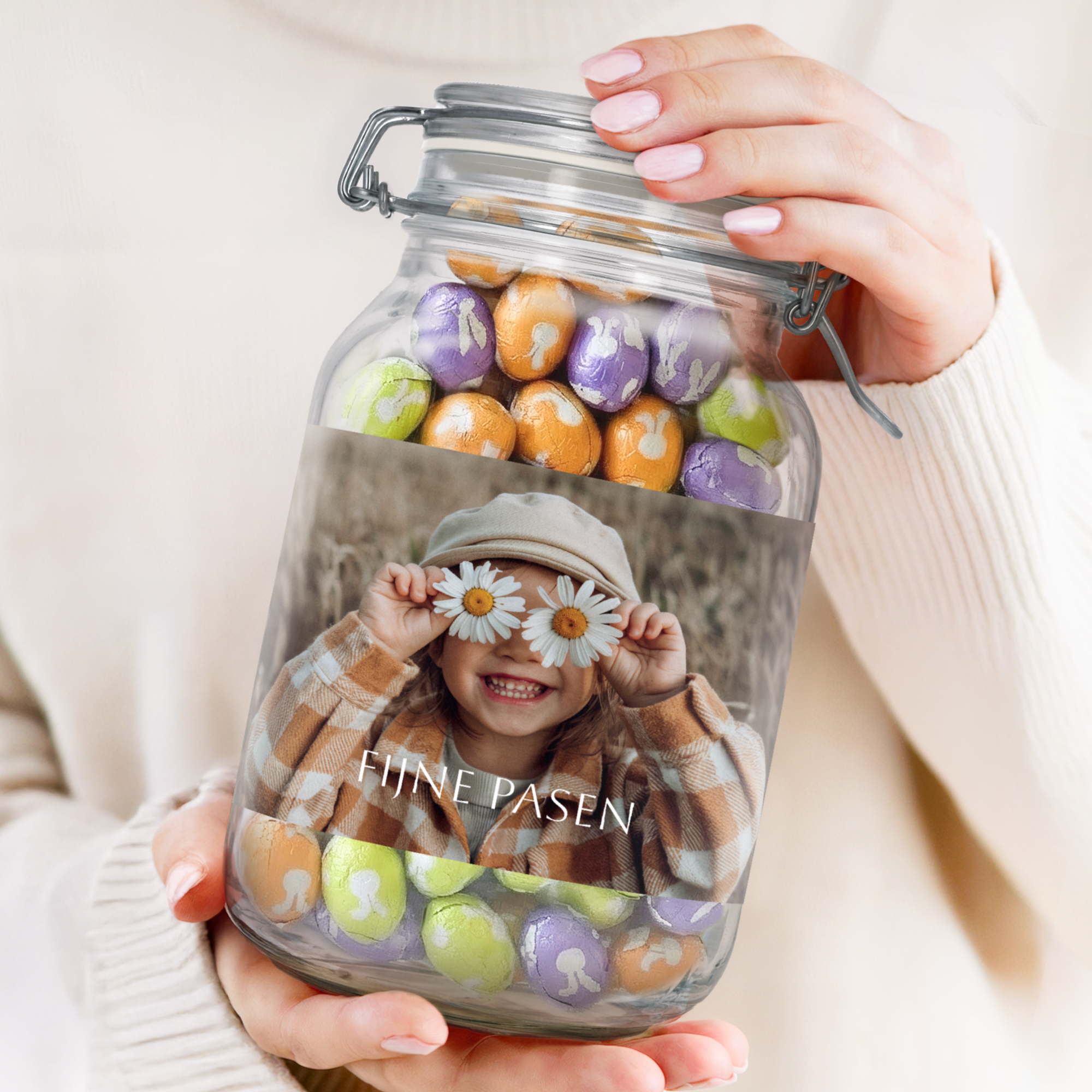 Chocolade paaseitjes in gepersonaliseerde pot