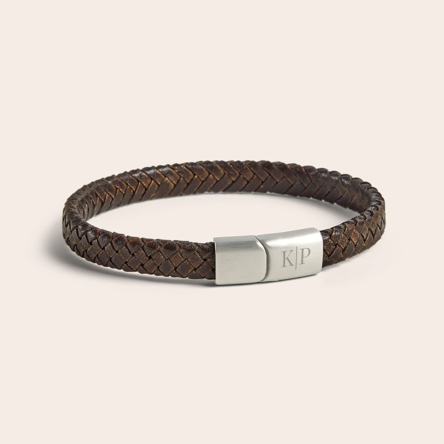 Steel & Barnett lyxigt graverat läderarmband Flätat brunt herrläderarmband, graverat med initialerna K P på ett matt stålspänne. Detta graverade herrläderarmband är den perfekta presenten.