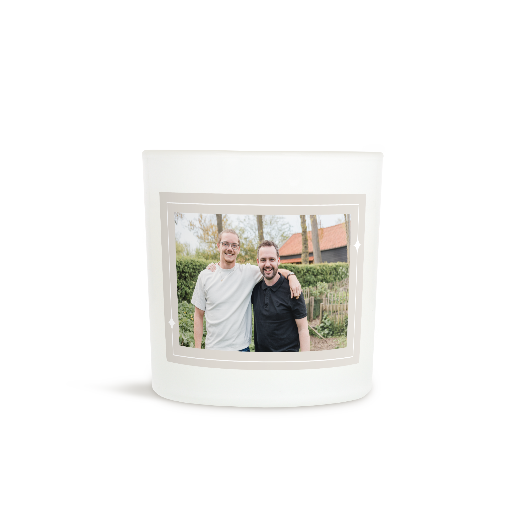 Un suport de lumanari personalizat cu o fotografie a doi barbati zambitori, o amintire calda, face un cadou minunat.