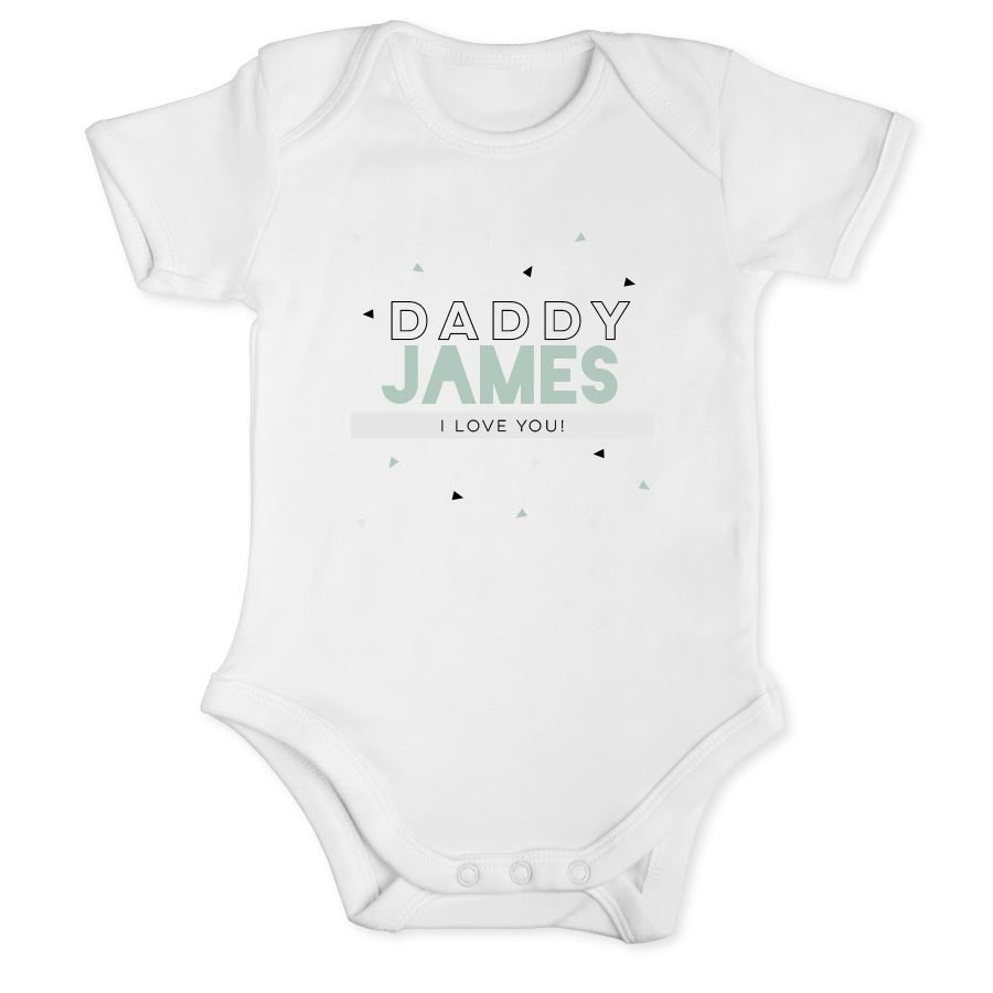 Hvit babybody med trykket "DADDY JAMES I LOVE YOU!" og mønster for å feire pappas første farsdag.
