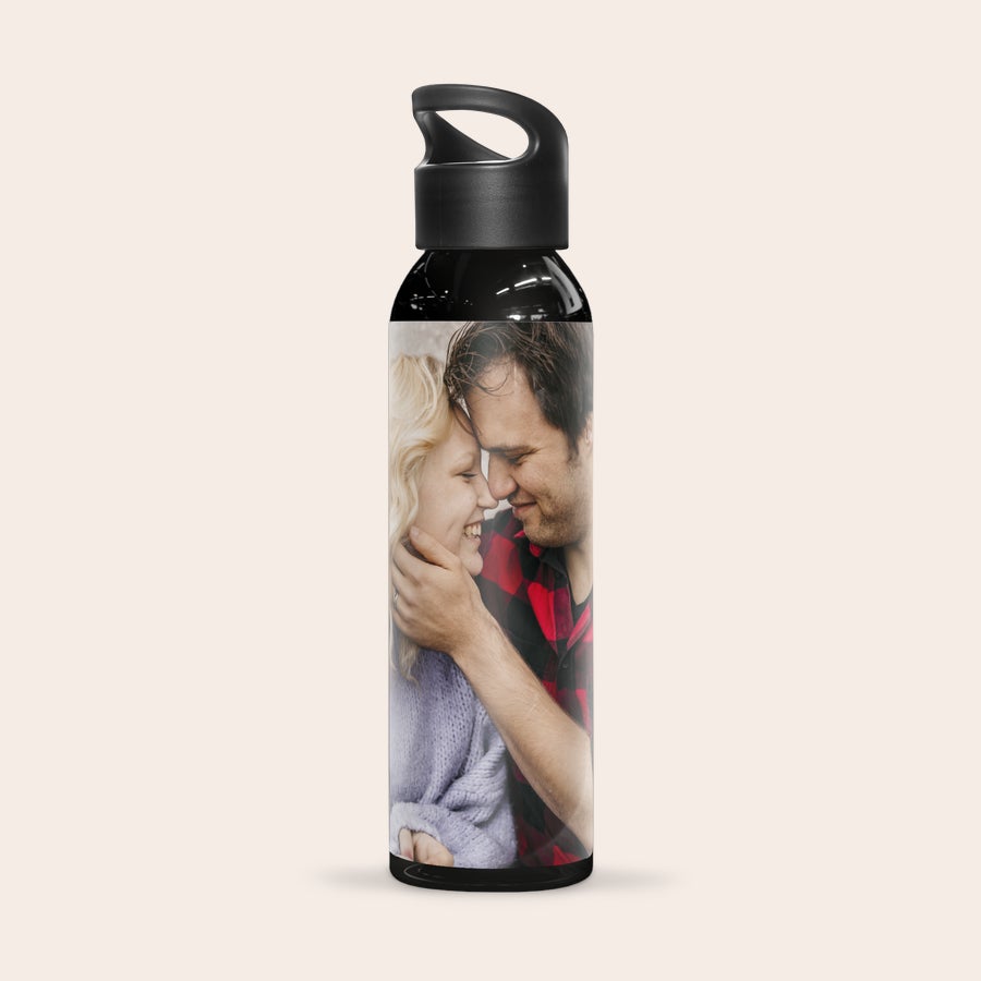 Gourde avec photo Bouteille d'eau noire personnalisée avec photo imprimée d'un couple souriant. Surprenez quelqu'un avec une bouteille au design unique.