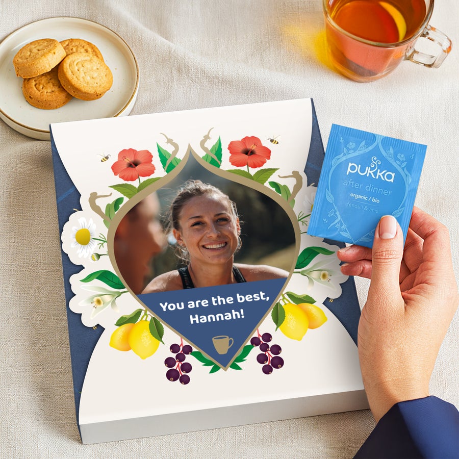Osebno prilagojeni čaj Pukka Škatla čajev Pukka s potiskano fotografijo in imenom, personaliziran darilni set čajev.
