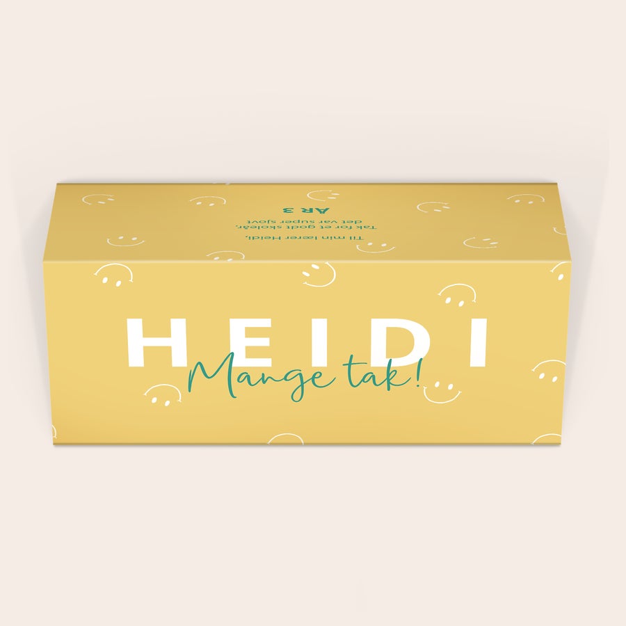 Toblerone med navn XL Toblerone Selection chokoladebar i gul indpakning, printet med teksten "HEIDI Mange tak!" og "AR 3" samt et personligt navn