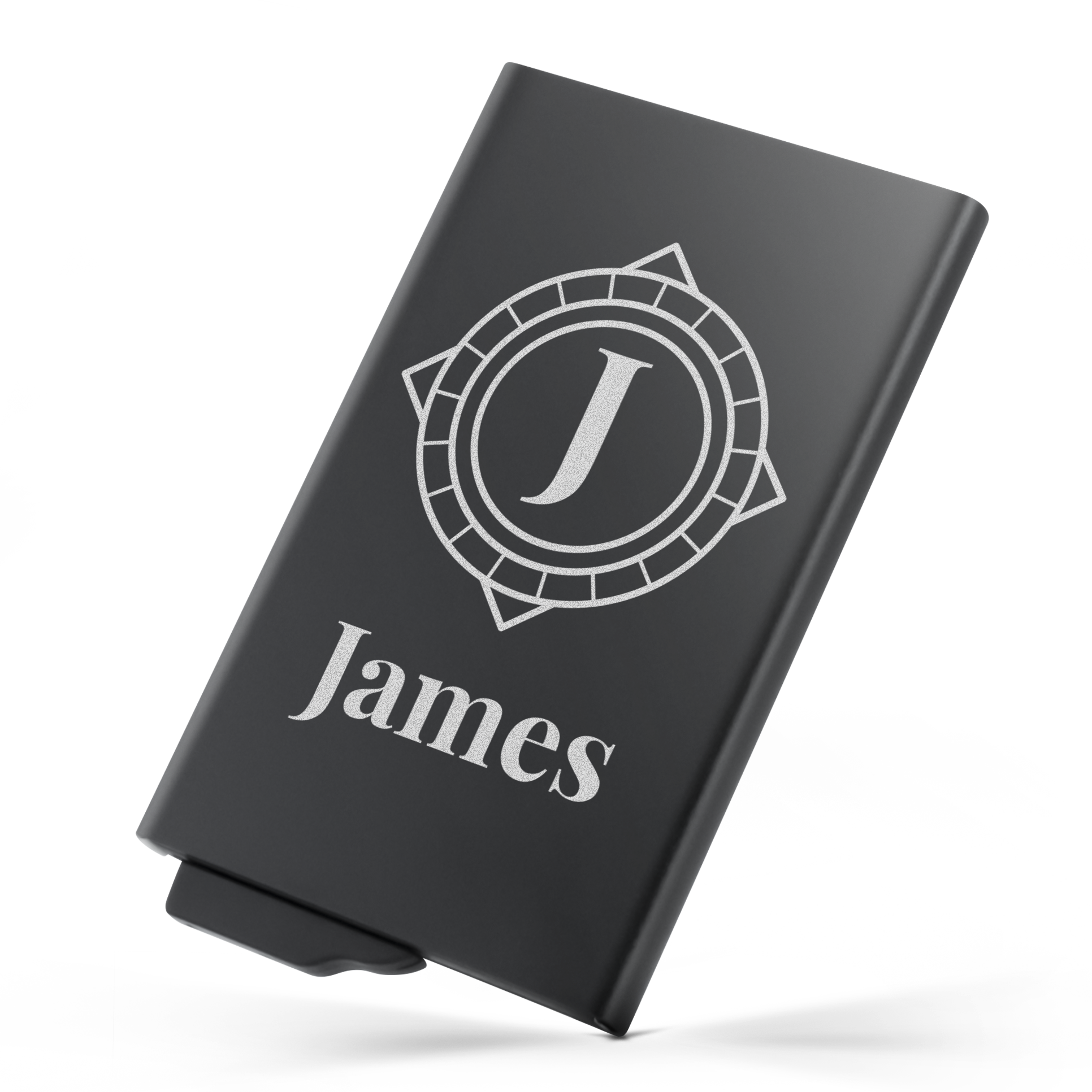 Stilvoller Kartenhalter aus matt-schwarzem Metall, bedruckt mit dem Namen James und dem personalisierten Initial J.