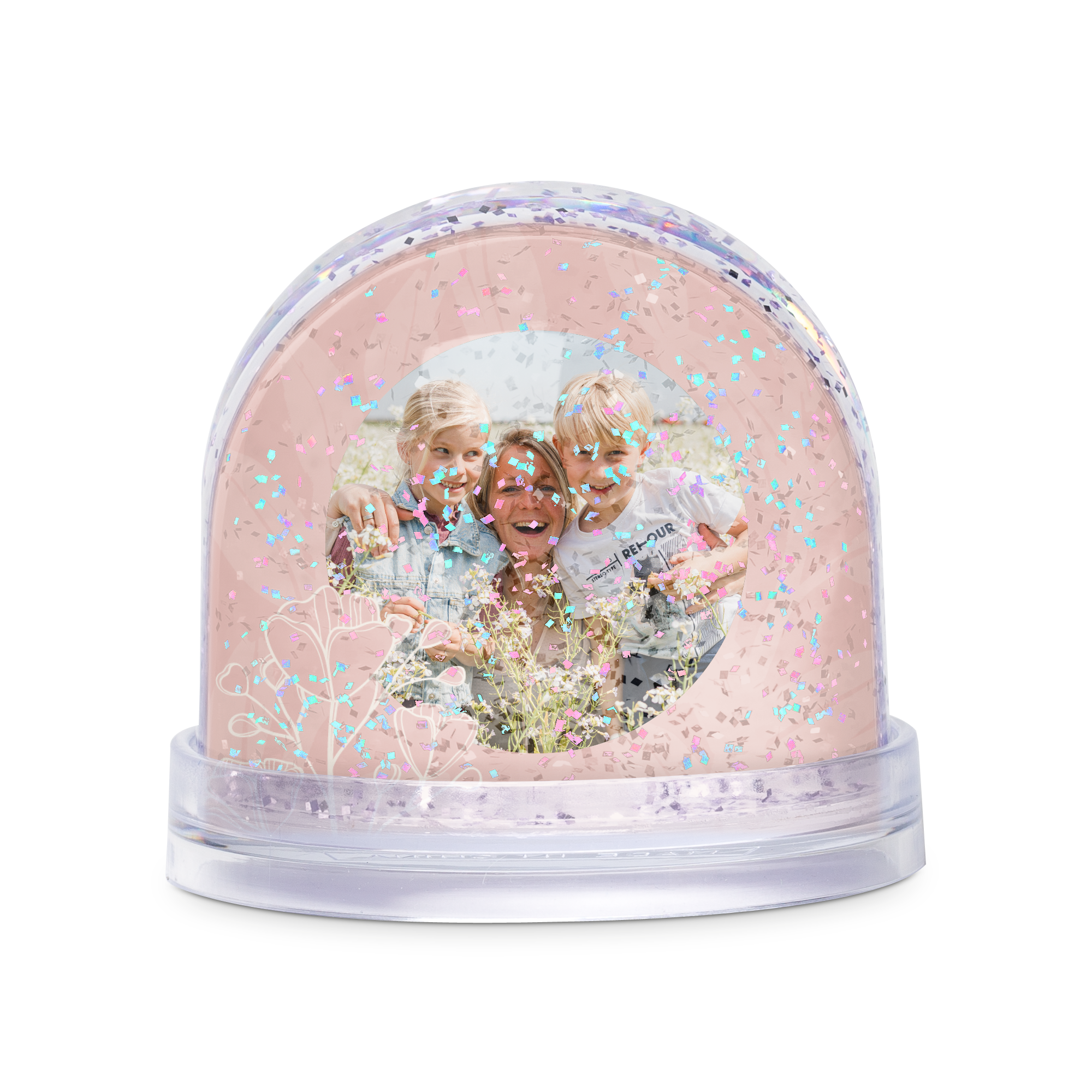 Boule à neige personnalisée avec photo imprimée de deux enfants et d'une femme joyeuse. Un cadeau original.