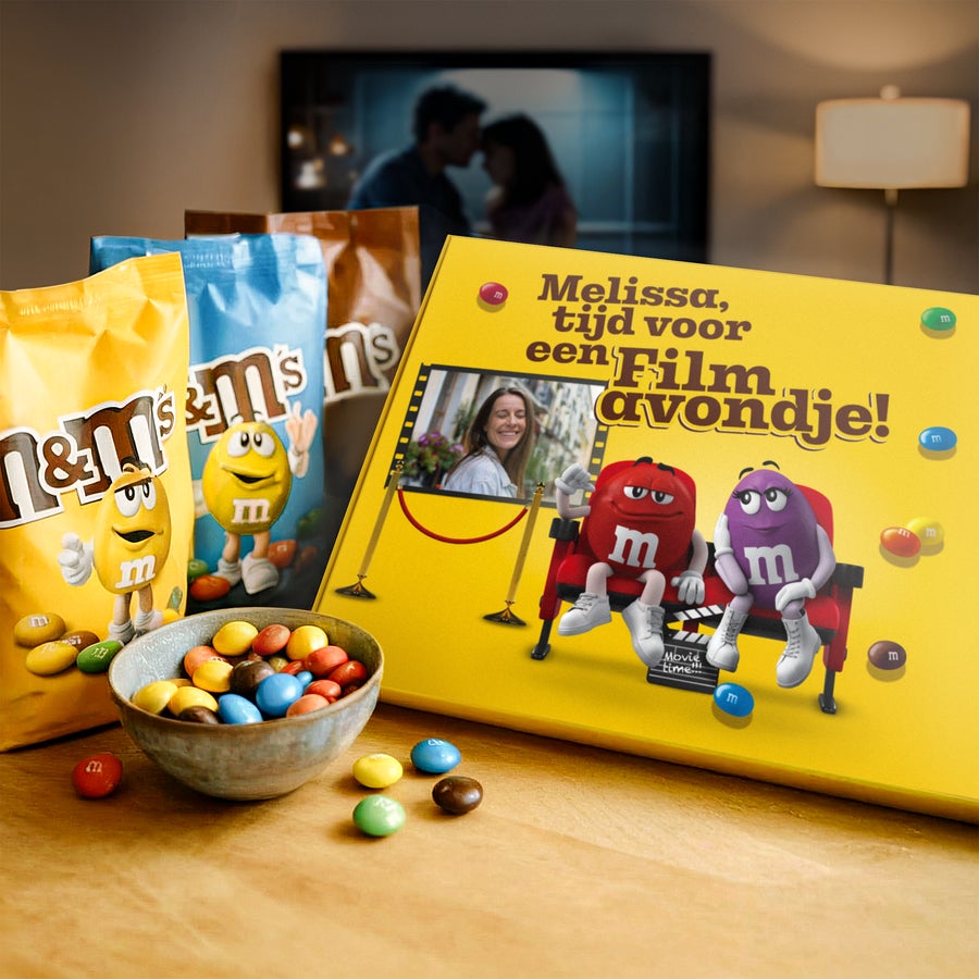 Gepersonaliseerde M&M's moviebox Grote gele M&M's Film Giftbox bedrukken met foto en tekst voor een filmavondje, naast zakken M&M's.