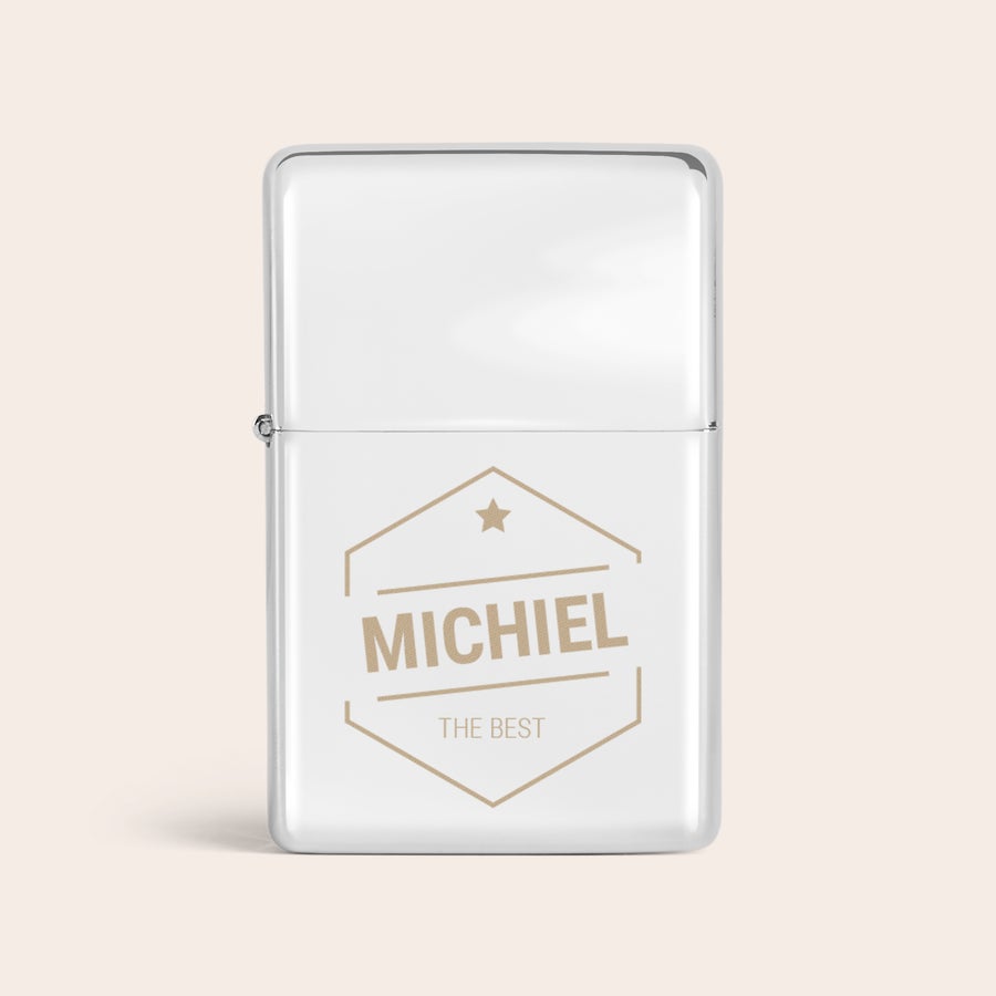 Aansteker graveren Zilverkleurige gegraveerde aansteker met naam Michiel en tekst The Best