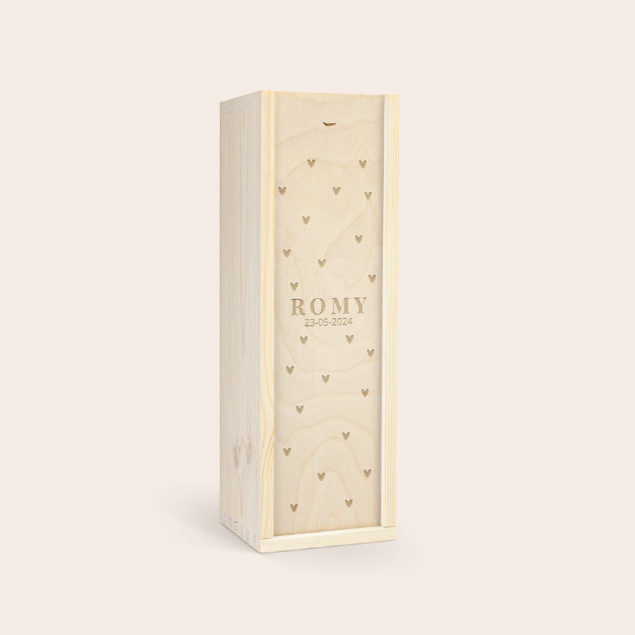 Riondo Pinot Grigio Caja de madera para vino grabada con corazones, nombre "ROMY" y fecha "23-05-2024". Regala vino Riondo Pino Grigio.