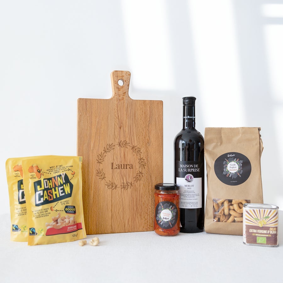 Dárkový balíček s vínem, občerstvením a dřevěným servírovacím prkénkem