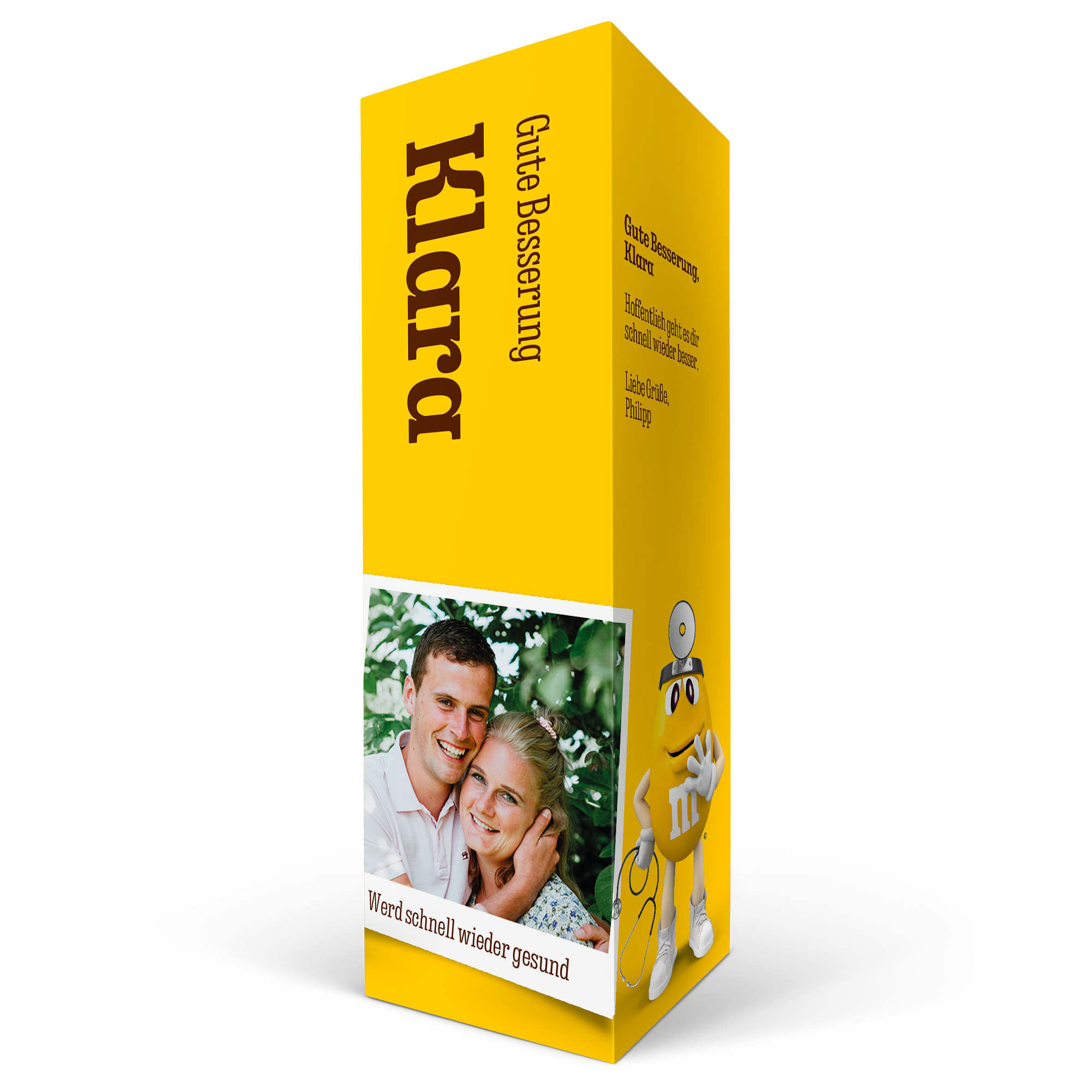 Gelbe M&M's Geschenkbox mit gedrucktem Foto eines Paares und Genesungswünschen für Klara, eine Überraschung für deine Liebsten