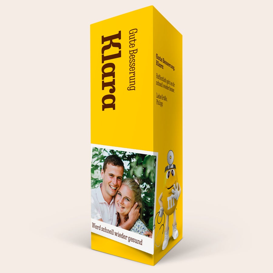 M&M´s personalisieren - Candy Tower Gelbe M&M's Geschenkbox mit gedrucktem Foto eines Paares und Genesungswünschen für Klara, eine Überraschung für deine Liebsten
