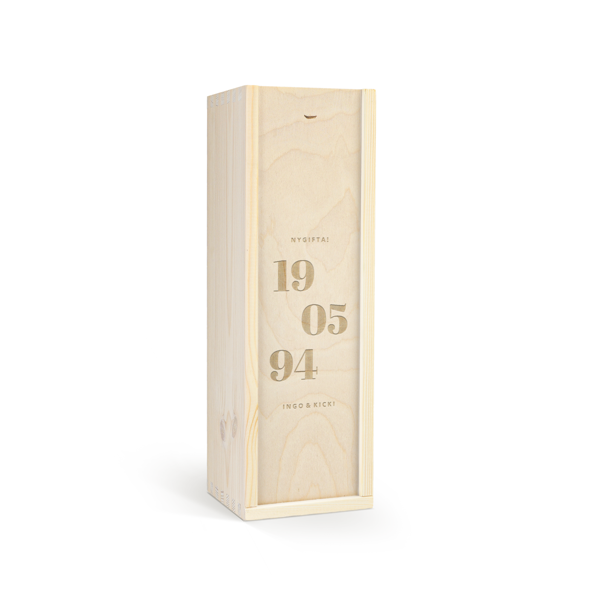 Personlig trälåda graverad med texten NYGIFT! 19 05 94 INGO & KICKI, en perfekt överraskning med en läcker flaska Gin.
