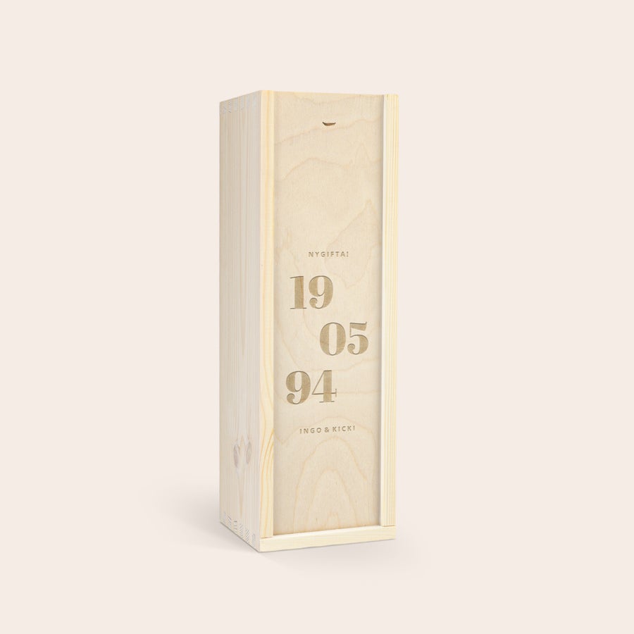 Bombay Sapphire i en personlig låda Personlig trälåda graverad med texten NYGIFT! 19 05 94 INGO & KICKI, en perfekt överraskning med en läcker flaska Gin.