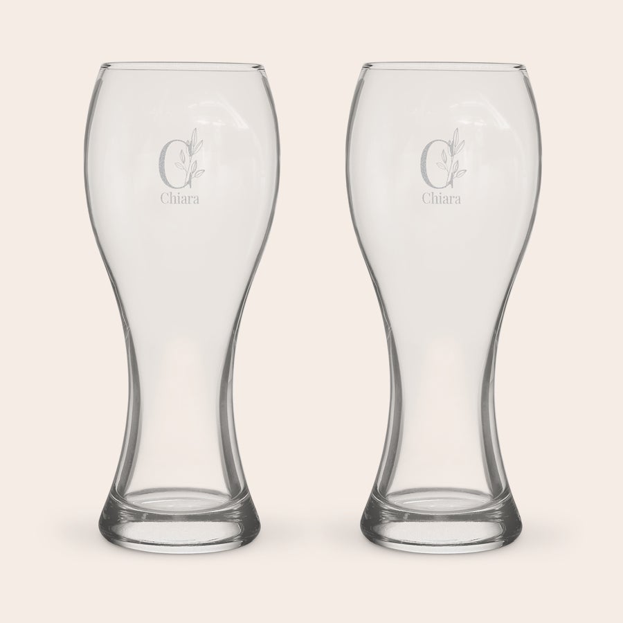 Weizengläser mit Gravur Zwei personalisierte Weizenbiergläser mit dem gravierten Namen Chiara und dem floralen Buchstaben C.