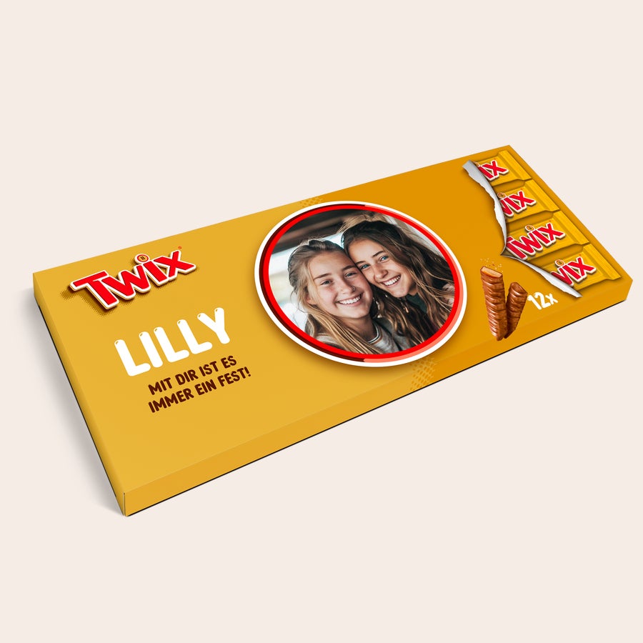 Mega Twix Riegel mit Name und Foto personalisieren Gelbe Mega Twix Riegel Box mit Namen Lilly und Spruch, bedruckt mit einem persönlichen Foto. Mega Twix Riegel mit Name und Foto personalisieren.