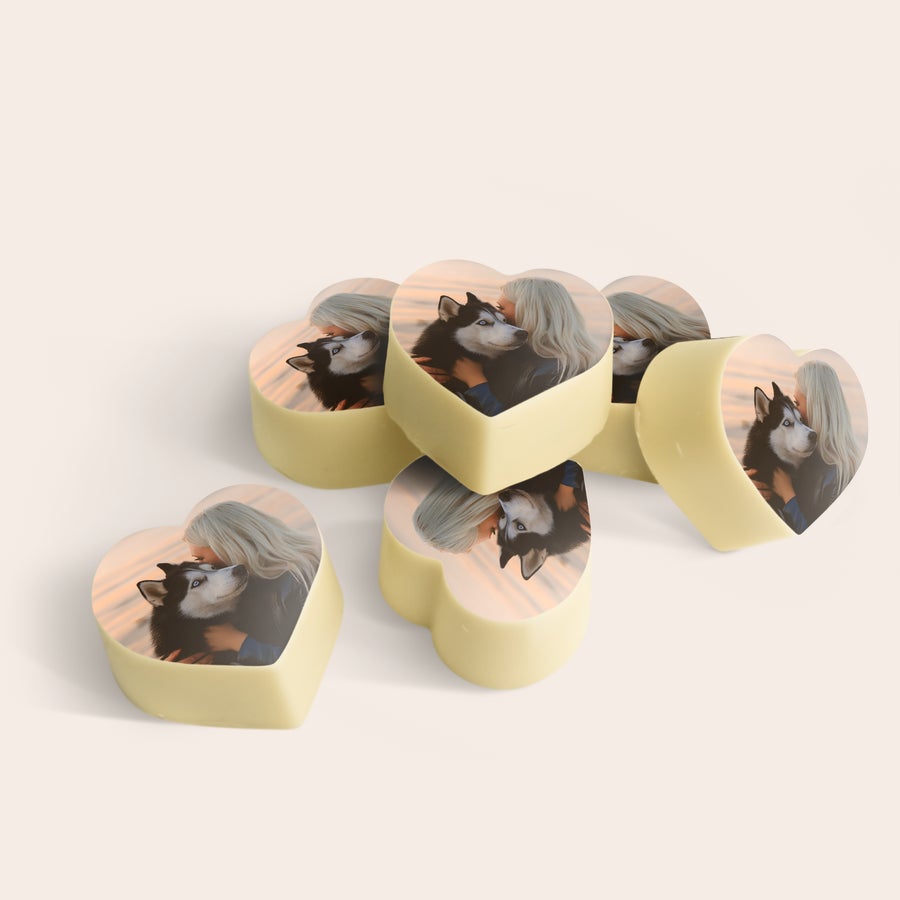 Chokolade hjerter med billede Hjerteformede chokoladepraliner med et trykt personligt foto af en kvinde og en hund, en lækker overraskelse.