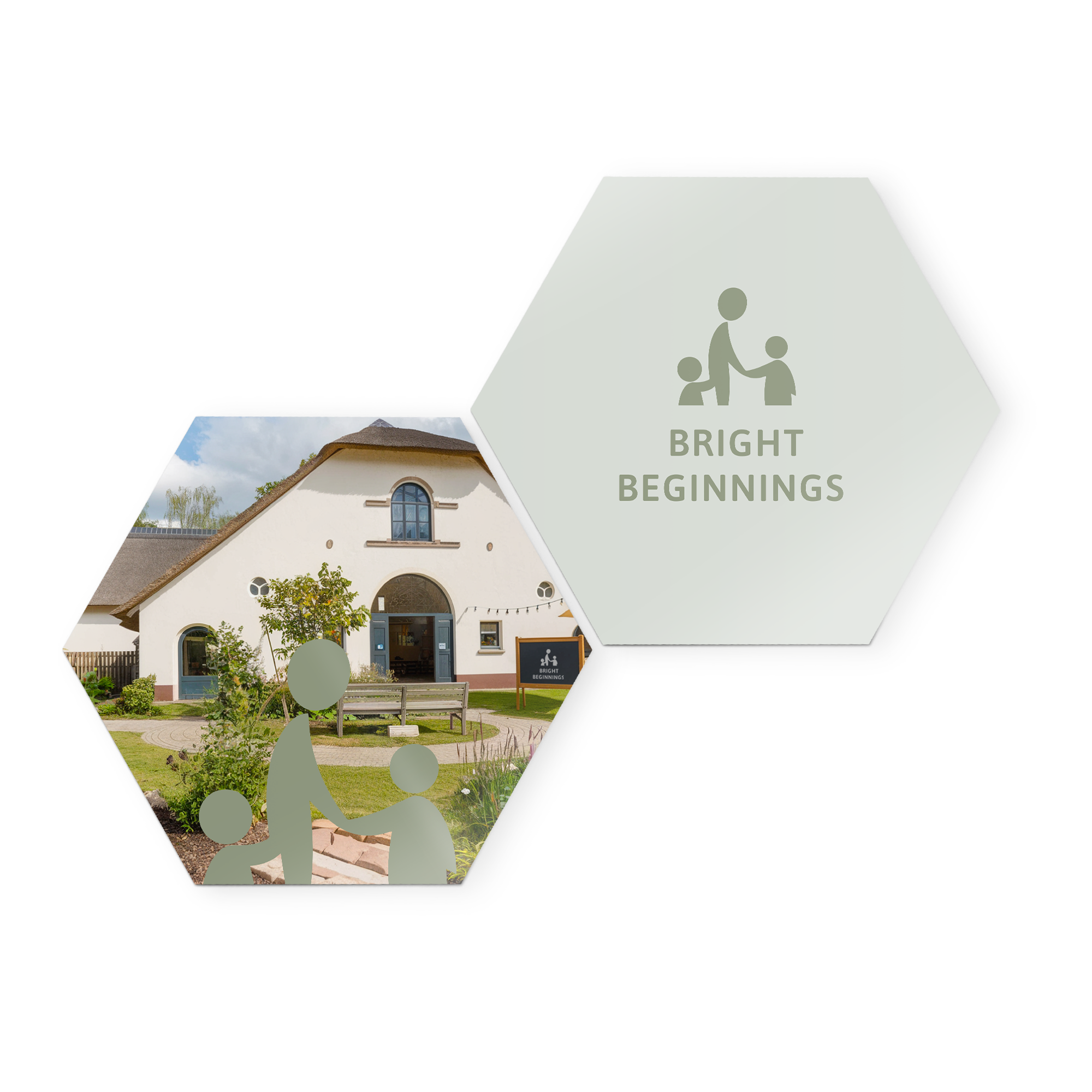 Pannelli esagonali da parete con foto stampata di una casa e un logo Bright Beginnings per decora la tua parete con pannelli in legno con il tuo design