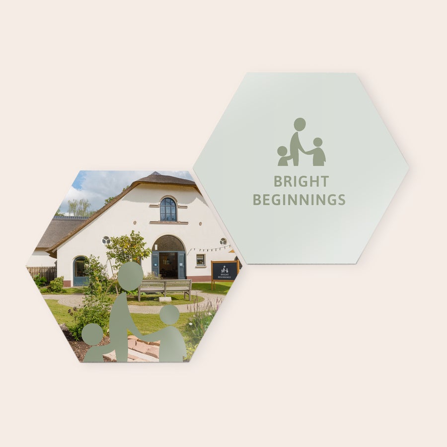 Stenske plošče po meri Šestokotne lesene stenske umetniške plošče s potiskanim dizajnom stavbe in napisom Bright Beginnings za okrasitev vaše stene.