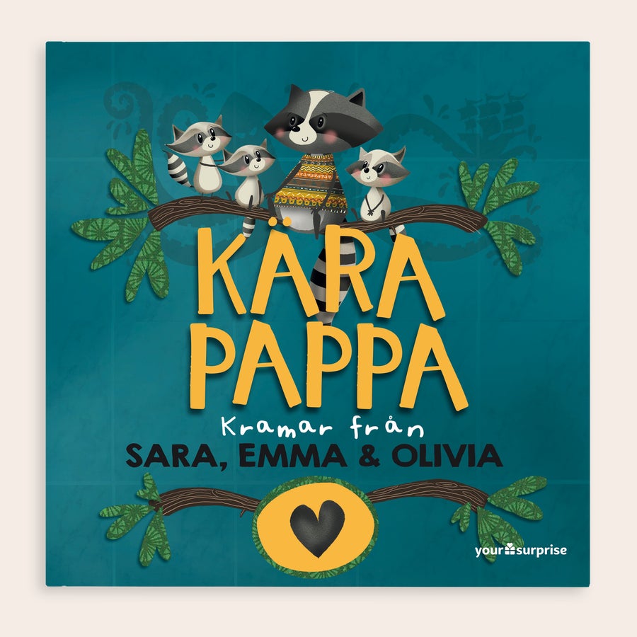 Personlig Bok Till pappa - Kära Pappa Personlig bok med texten Kära Pappa Kramar från Sara Emma & Olivia, med en tvättbjörnsfamilj sittandes på en gren.