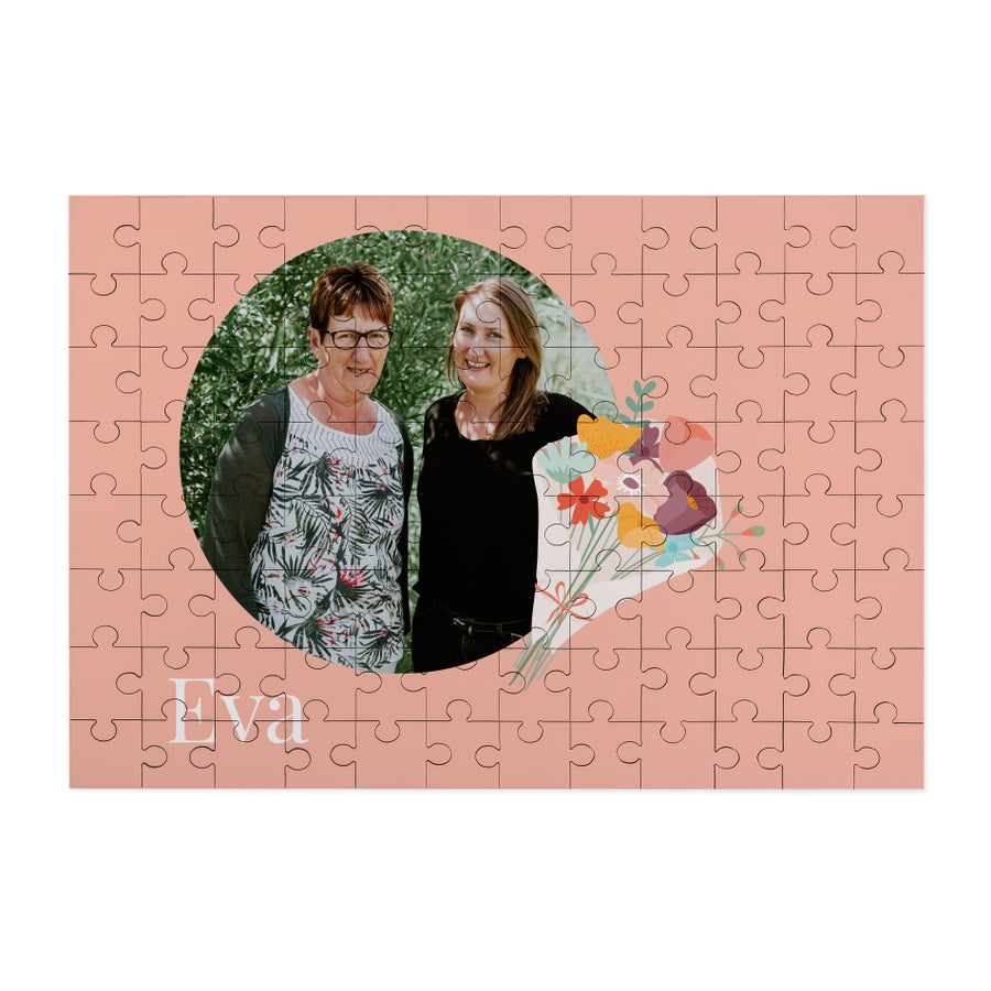 Puzzle ze zdjęcia w brzoskwiniowym kolorze z fotografią dwóch kobiet i imieniem Eva, ozdobione kwiatowym motywem