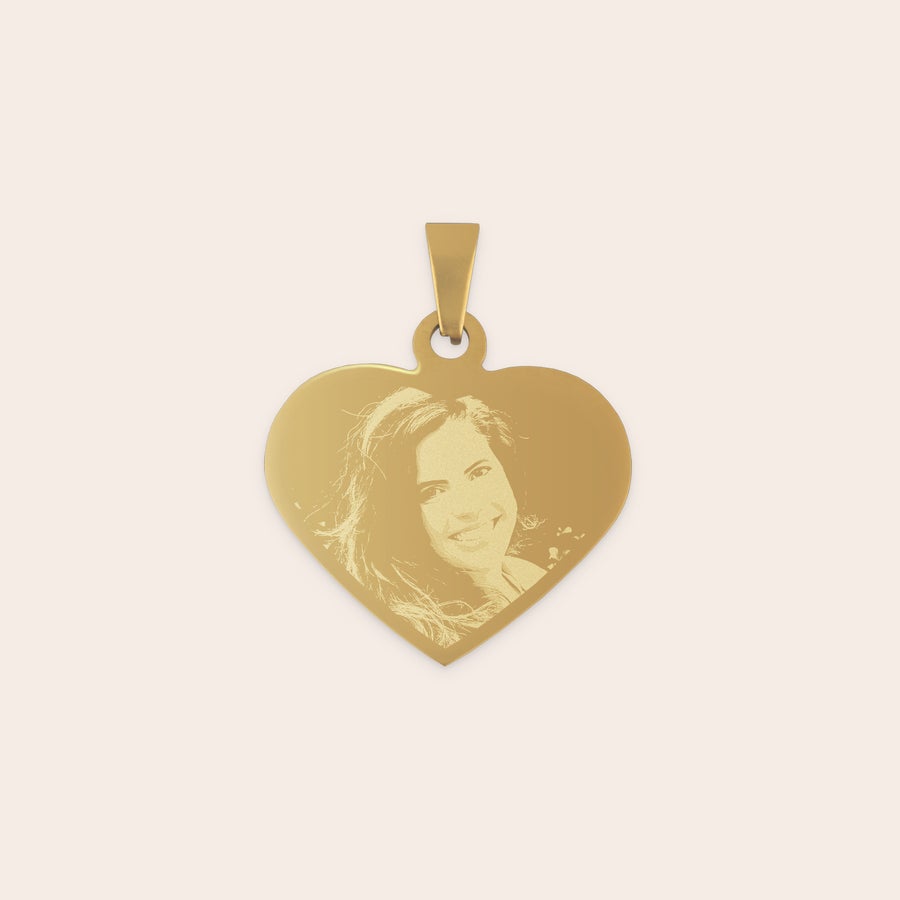 Halskjede med gravert hjerte Forgylt hjerteformet anheng gravert med bilde av en smilende kvinne og valgfri tekst som personlig gave