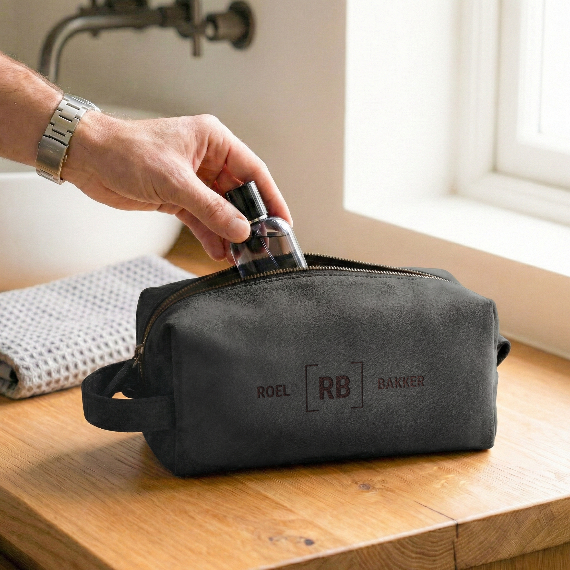 Kaiverrettu nahkainen toalettilaukku