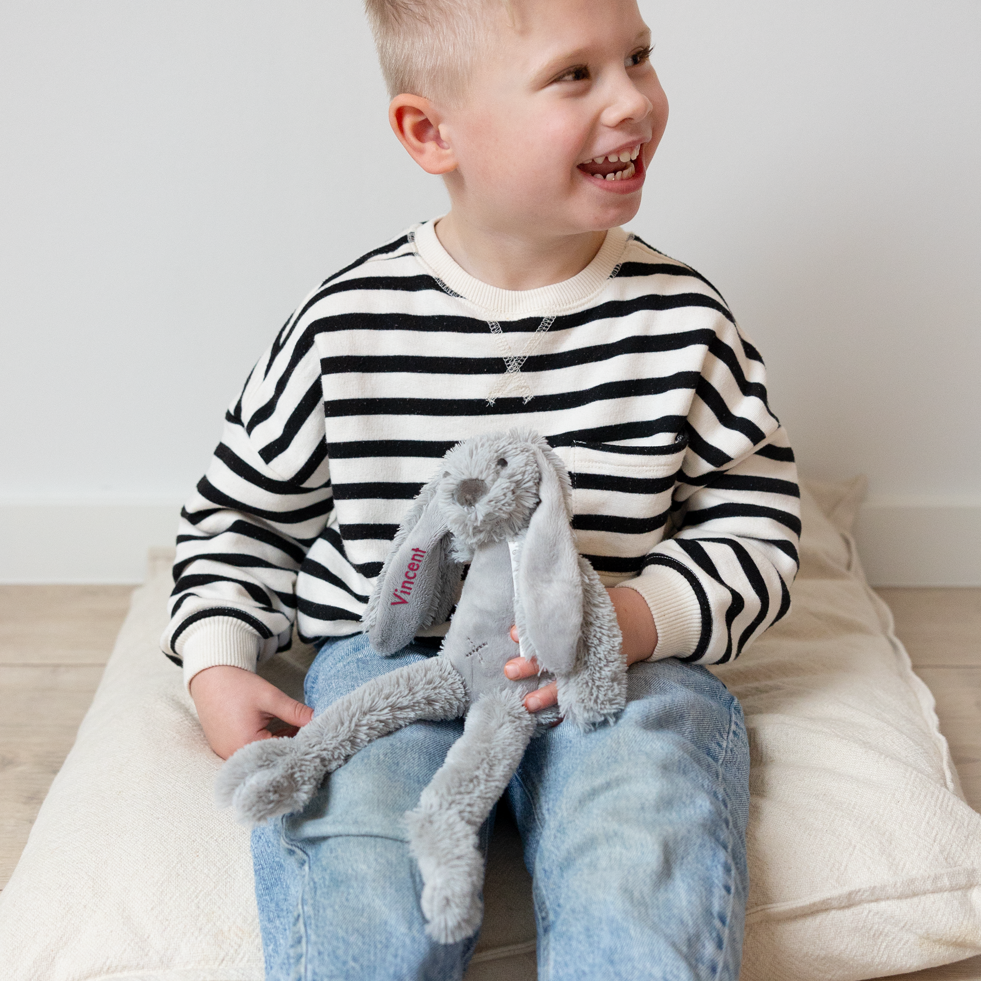 Peluche lapin Richie personnalisée grise brodée avec le prénom Vincent sur l'oreille.