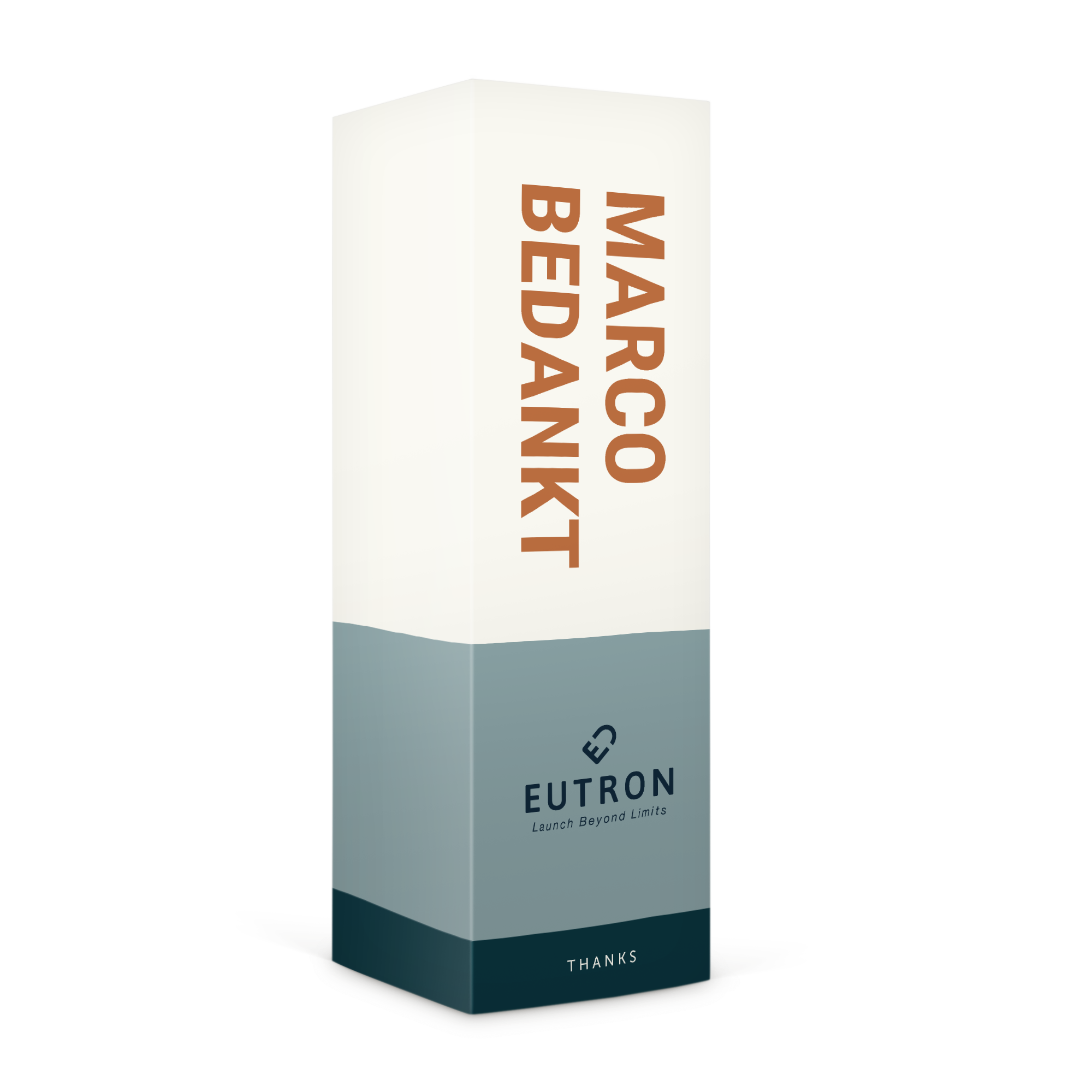 Gepersonaliseerde cadeauverpakking met kraakverse nootjes bedrukt met de naam Marco Bedankt en het EUTRON logo.