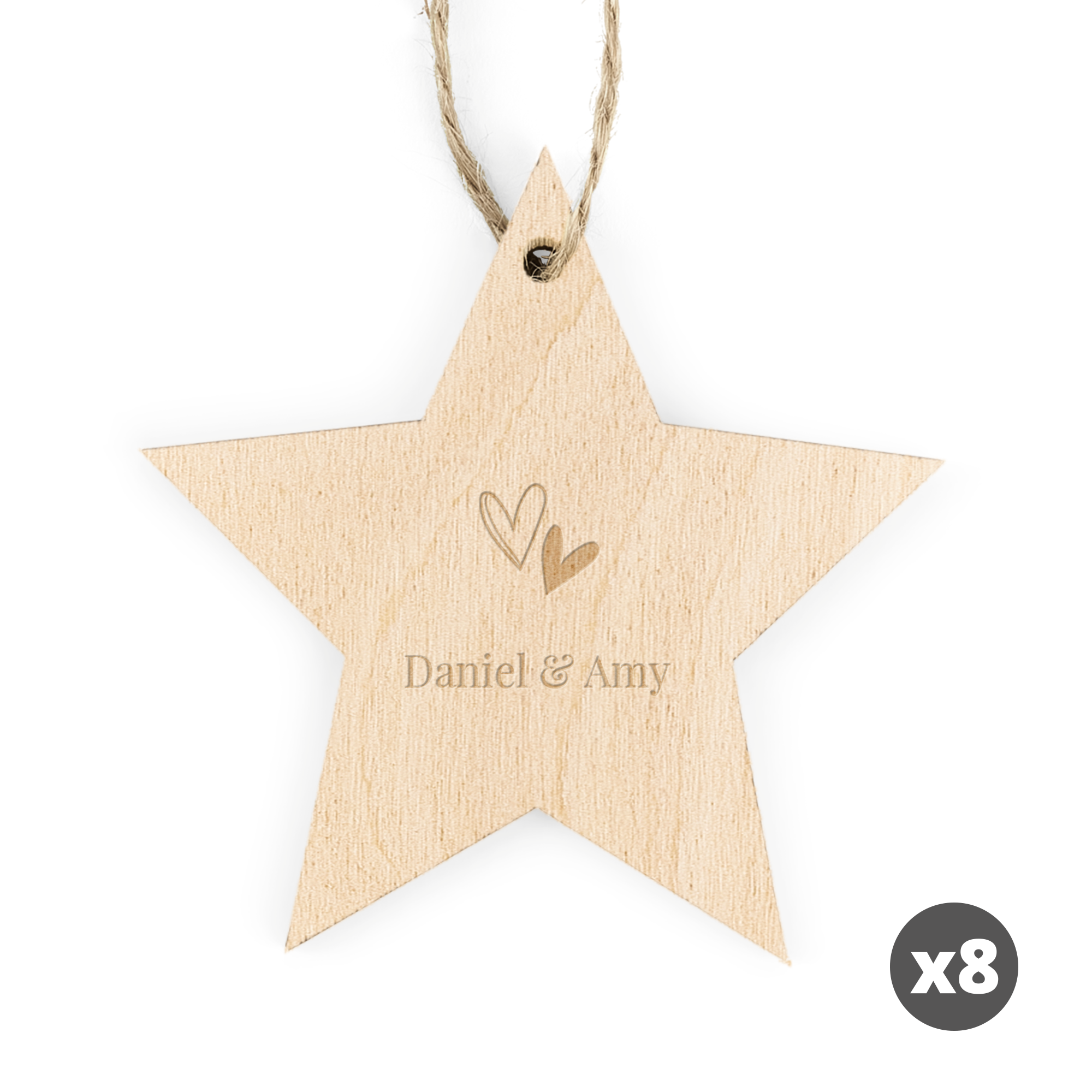 Stea de Crăciun din lemn natur cu gravura "Daniel & Amy" și două inimi, personalizată cu numele dorit