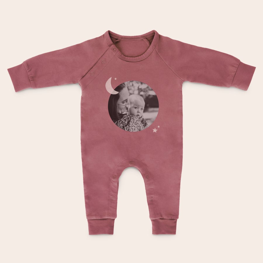 Babylekdräkt med tryck Rostfärgad babylekdräkt med tryckknappar, anpassad med ett fototryck av en bebis med vuxen, stjärnor och måne