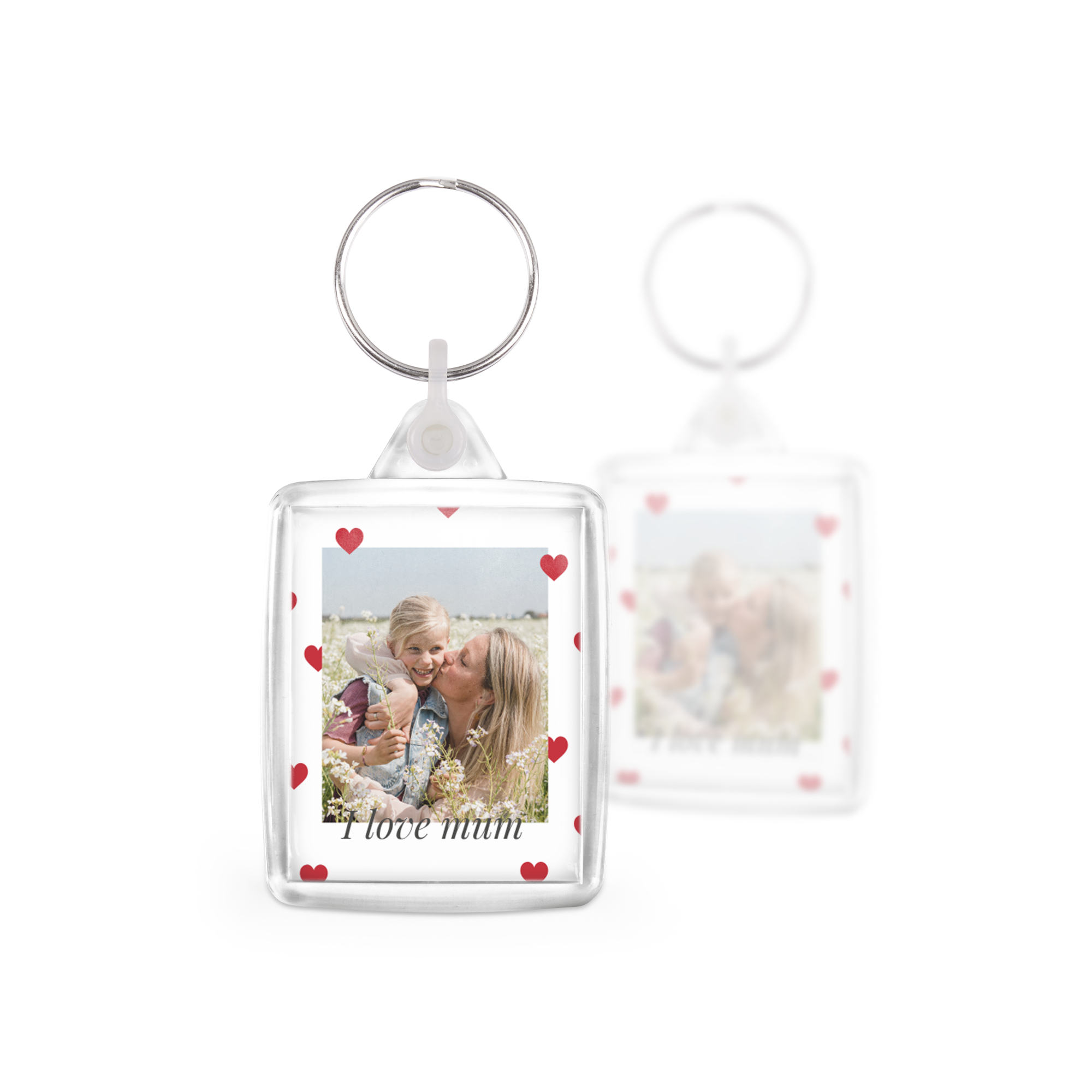 Haz un juego personalizado de llaveros únicos con foto de madre e hija, texto "I love mum" impreso en ambas caras y diseño de corazones rojos.