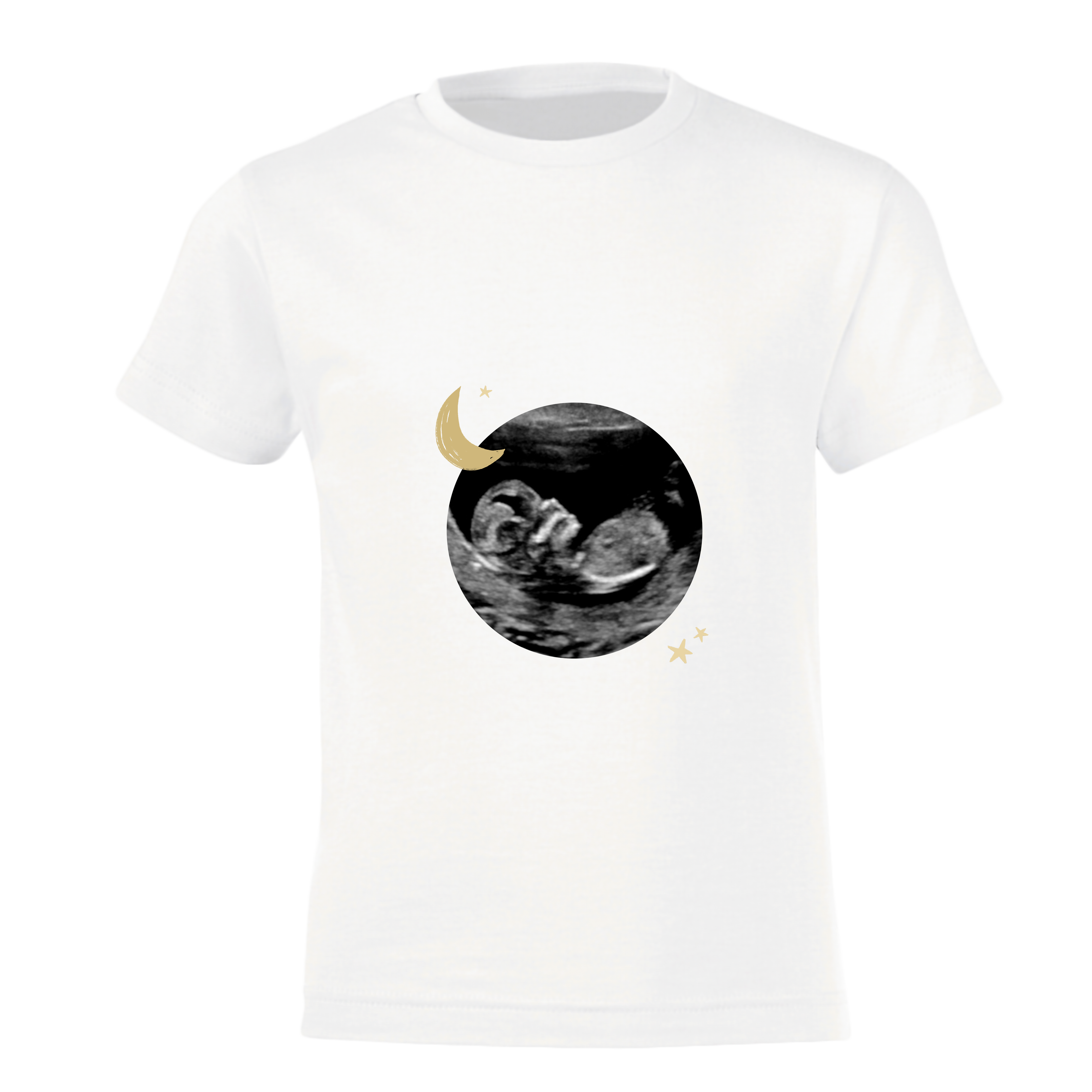 Weißes T-Shirt für Schwangerschaftsverkündung mit Ultraschallbild und goldenem Mond-Sterne-Design bedruckt.