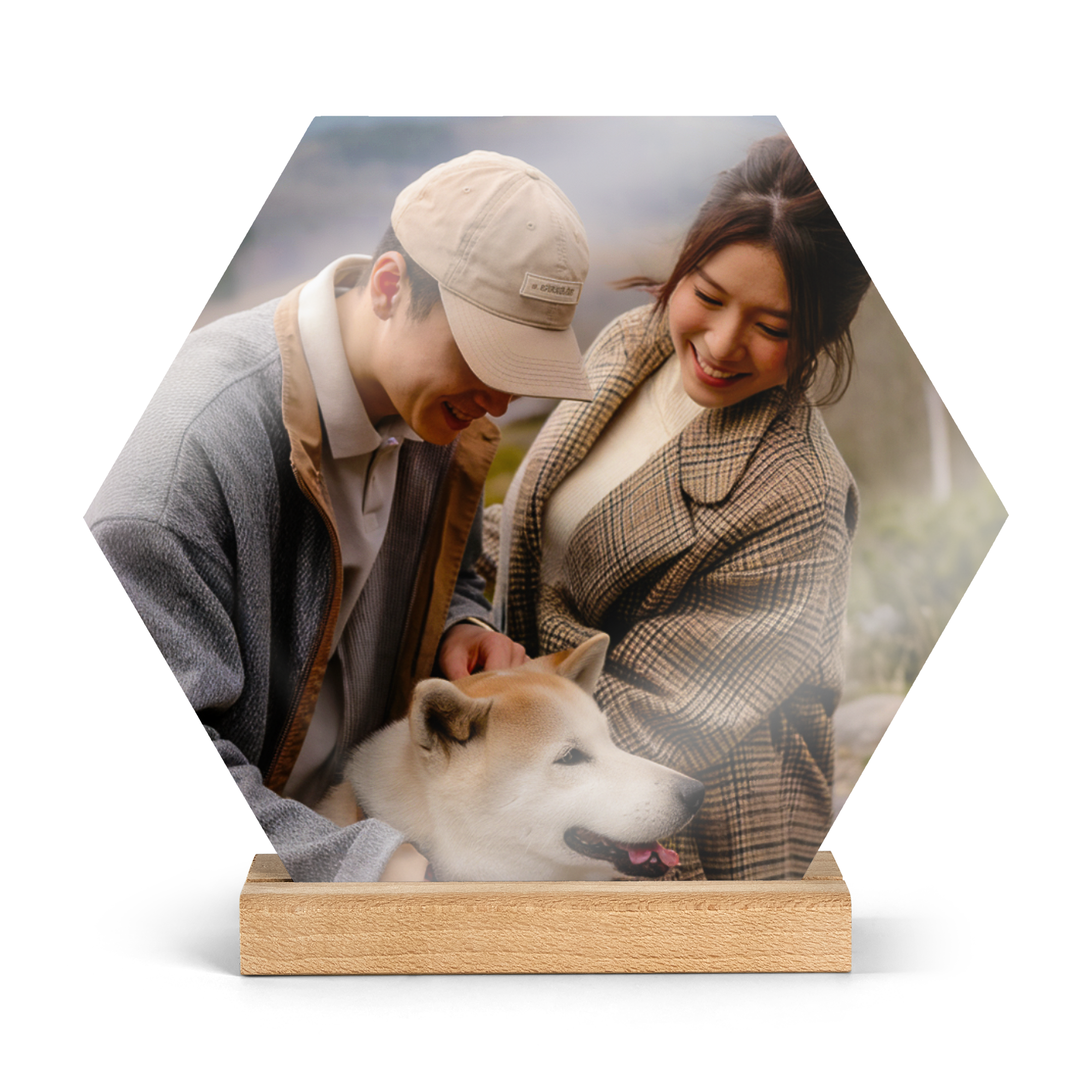 Mosaico de madera hexagonal personalizado con foto de una pareja y su perro, montado en una base de madera para exhibición.
