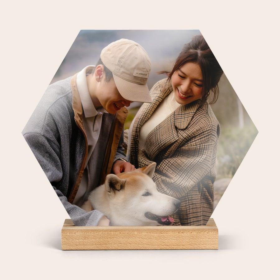 Piastrella in Legno con Foto Personalizzata Piastrella fotografica in legno a sei angoli con foto personalizzata di una coppia con il cane su un supporto in legno