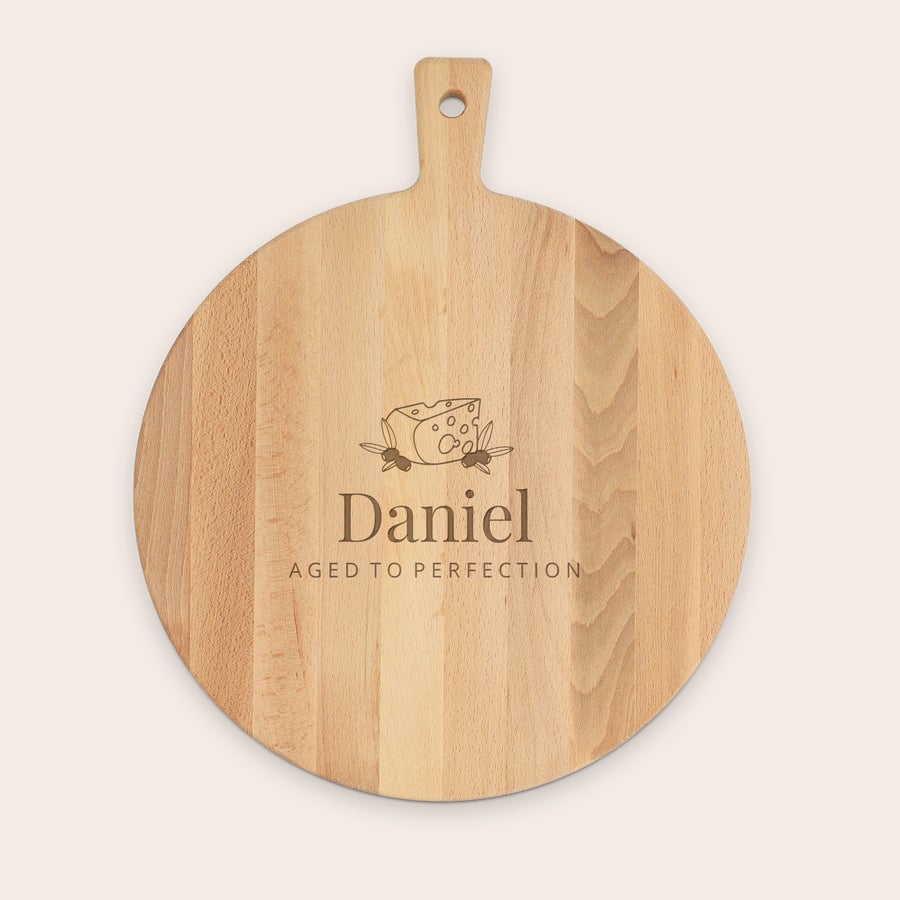 Personalizirane deske za rezanje Personalizirana lesena servirna plošča, okrogla, gravirana z imenom Daniel in motivom sira z oljkami.