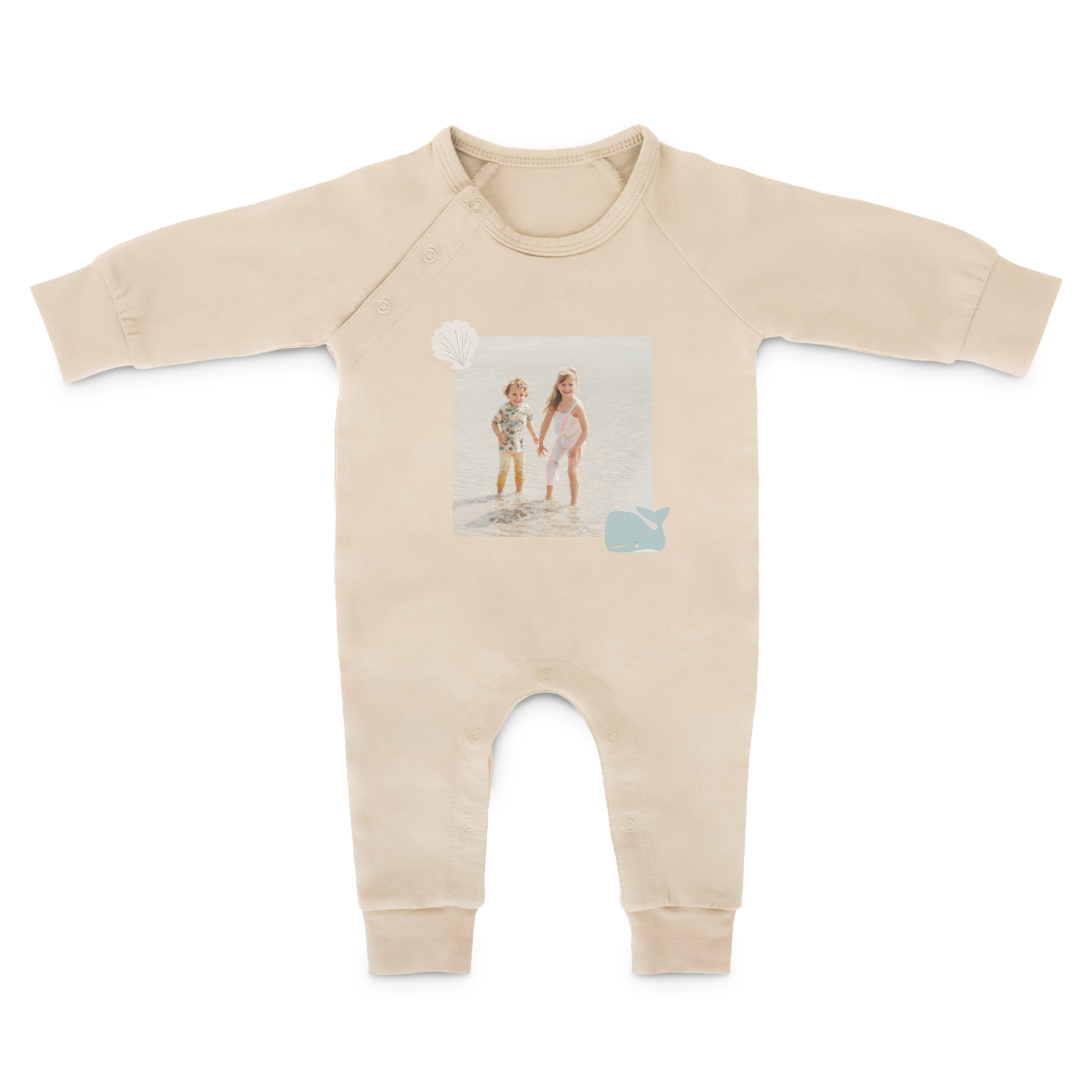 Zandkleurig boxpakje met een gepersonaliseerde foto van twee kinderen, een schelp en een walvis. Heerlijk trappelen met een zelf ontworpen boxpakje.