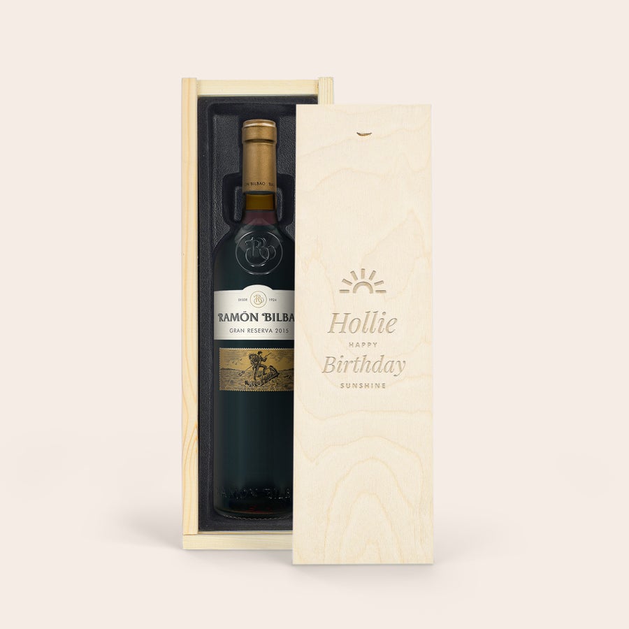 Vino en caja grabada - Ramon Bilbao Gran Reserva Botella de vino Ramón Bilbao Gran Reserva 2015 en caja de madera personalizada con el nombre Hollie y "Happy Birthday Sunshine" grabado.