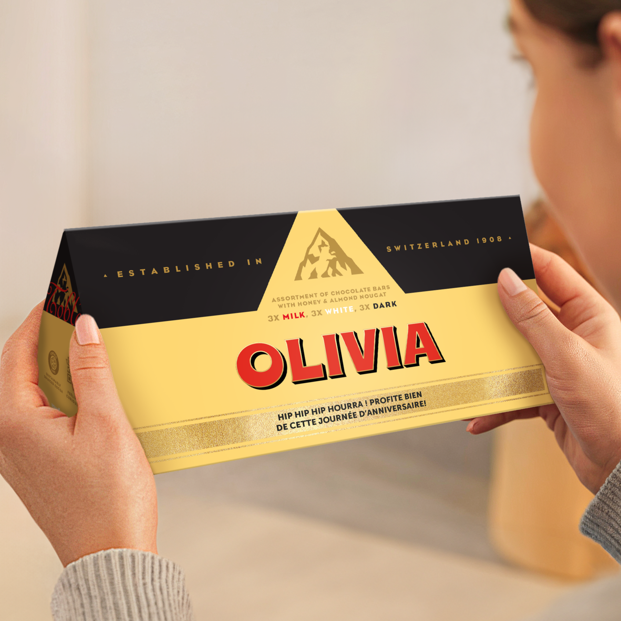 Barre chocolatée personnalisée XL Toblerone Selection imprimée avec le nom Olivia et un message anniversaire.