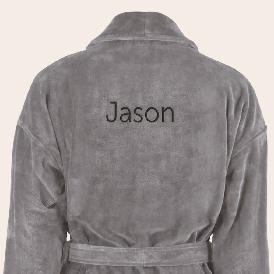 Roupão - Homem Roupão de banho macio cinza com o nome Jason bordado em preto, ideal para um presente personalizado.
