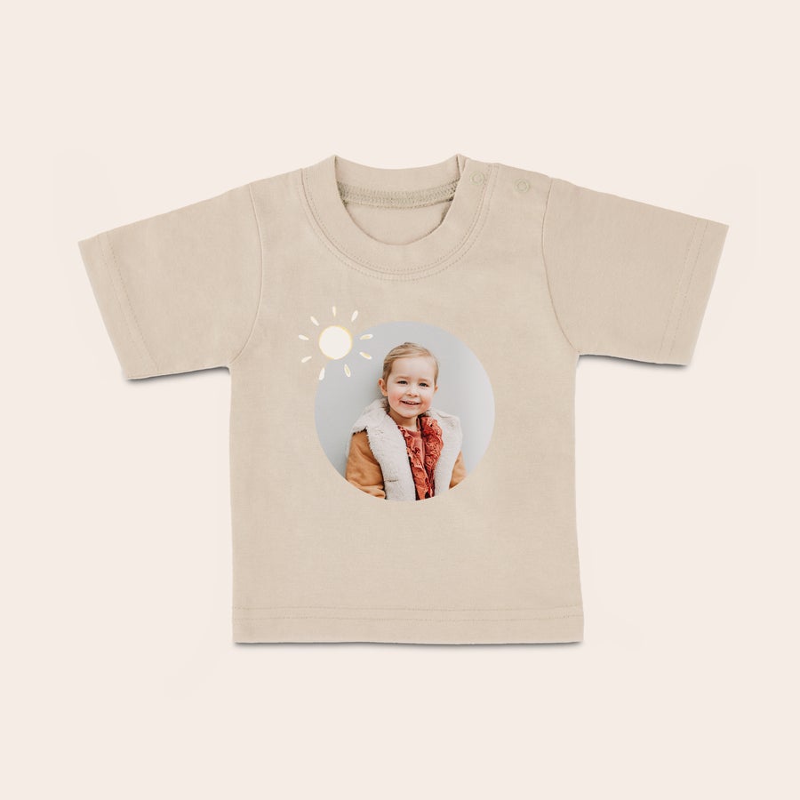 Baby T-skjorte Stilig baby-t-skjorte med bilde, trykt med et rundt bilde av et smilende barn og en sol