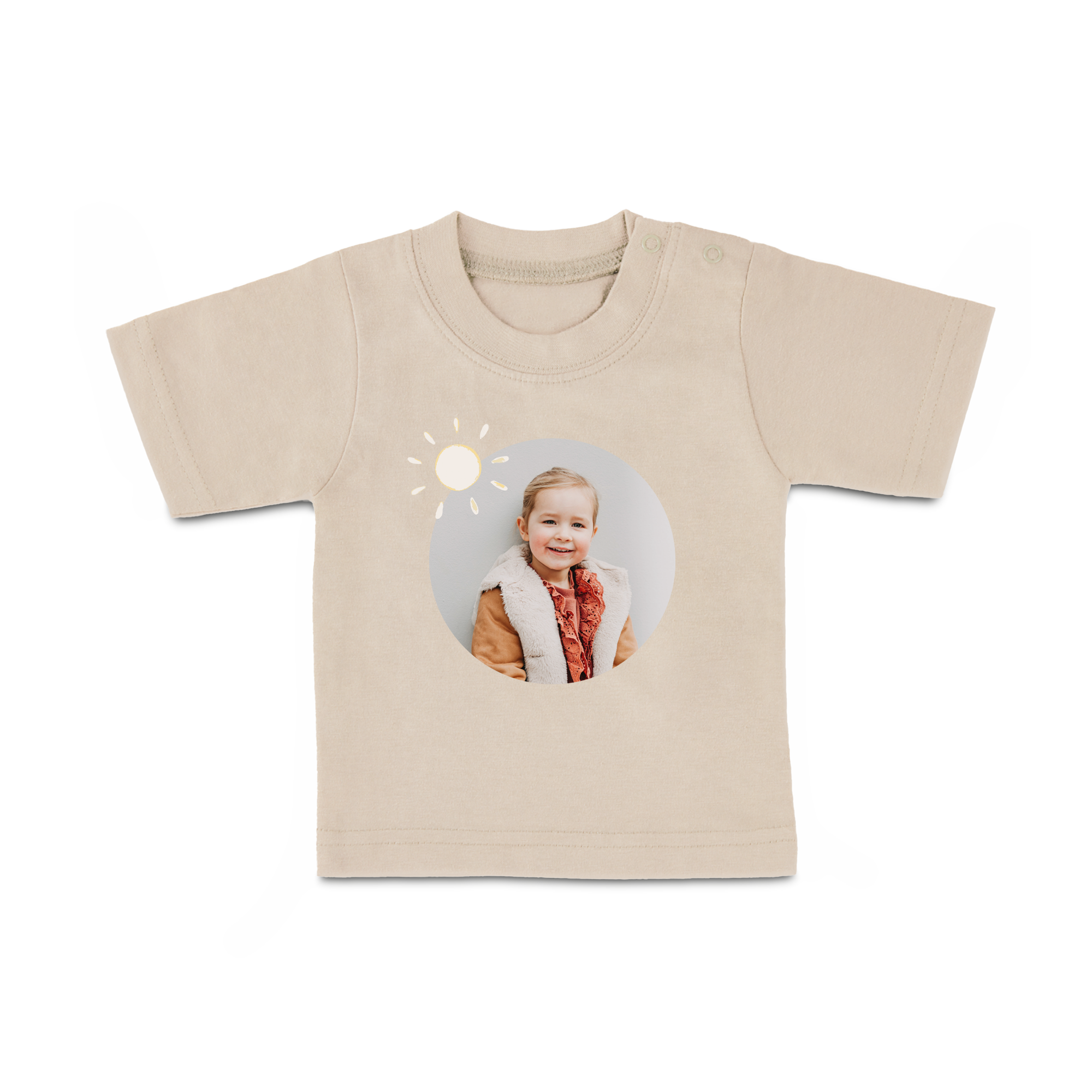 T-shirt de bebé bege personalizada com uma foto impressa de uma criança a sorrir e um sol, vista o seu pequeno com uma estilosa t-shirt personalizada por si!