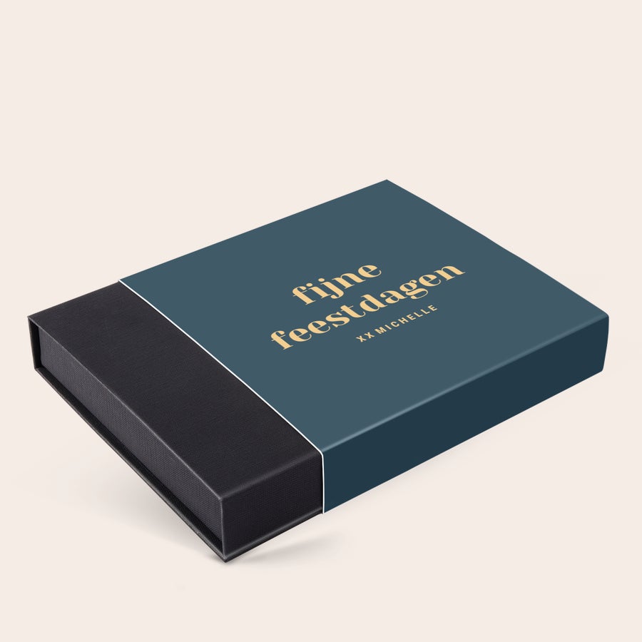 Luxe bonbon geschenkdoos - Kerst Luxe bonbon giftbox met een donkergroene wikkel geprint met de tekst fijne feestdagen en de naam Michelle.