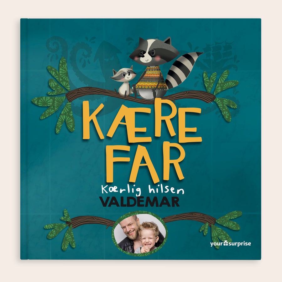 Kære Far - Personlig bog med eget navn Personaliseret børnebog "Kære Far" med illustrationer, teksten Kærlig hilsen Valdemar og et foto. Denne flotte bog er den perfekte måde at vise din far på, hvor meget han betyder for dig