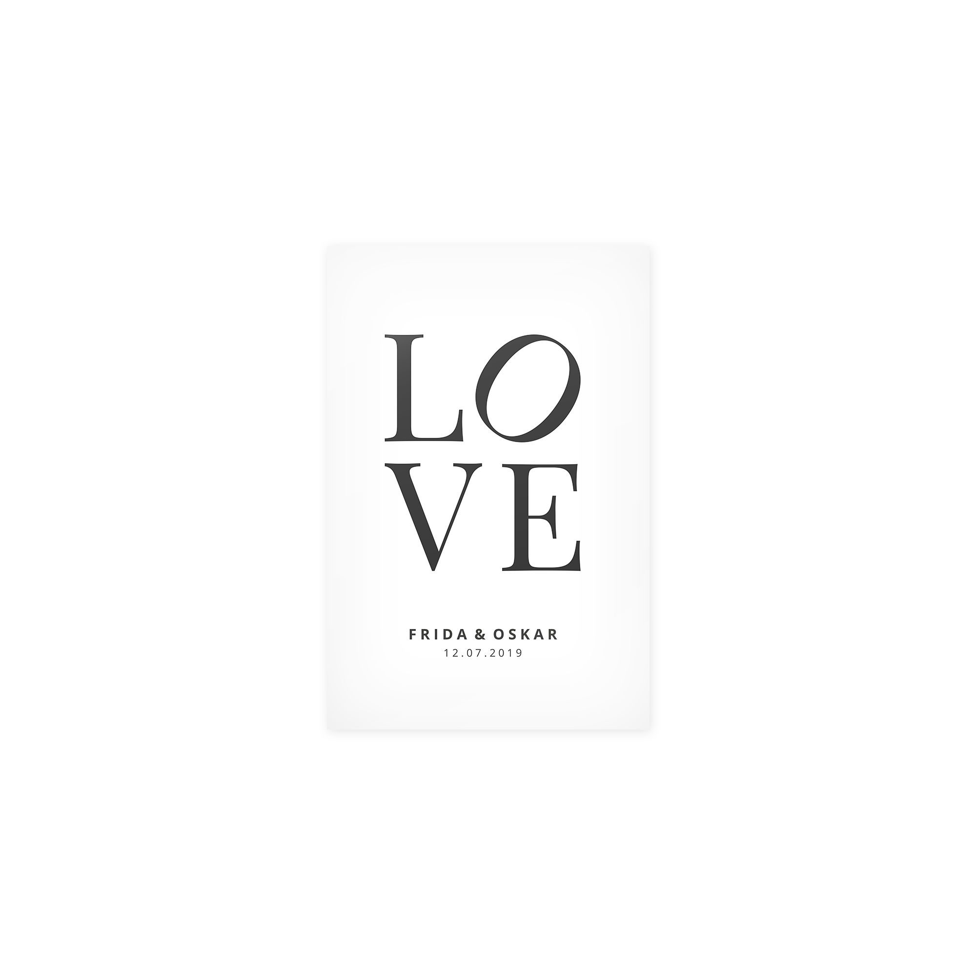 Hvit plakat trykket med stort "LOVE"-motiv, navnene "FRIDA & OSKAR" og datoen "12.07.2019" for dine yndlingsøyeblikk.